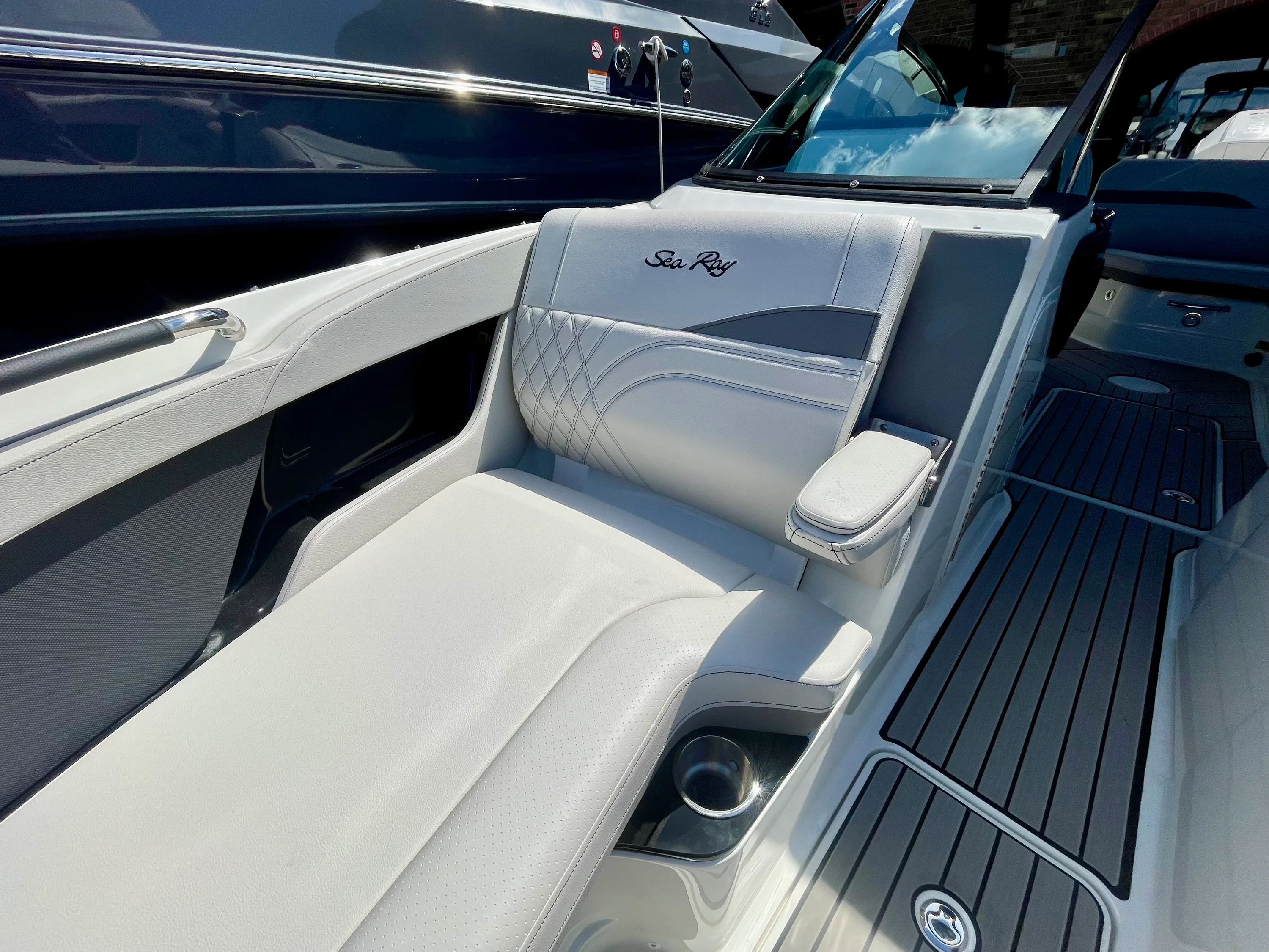 2026 Sea Ray SLX 260 Outboard Image Thumbnail #13