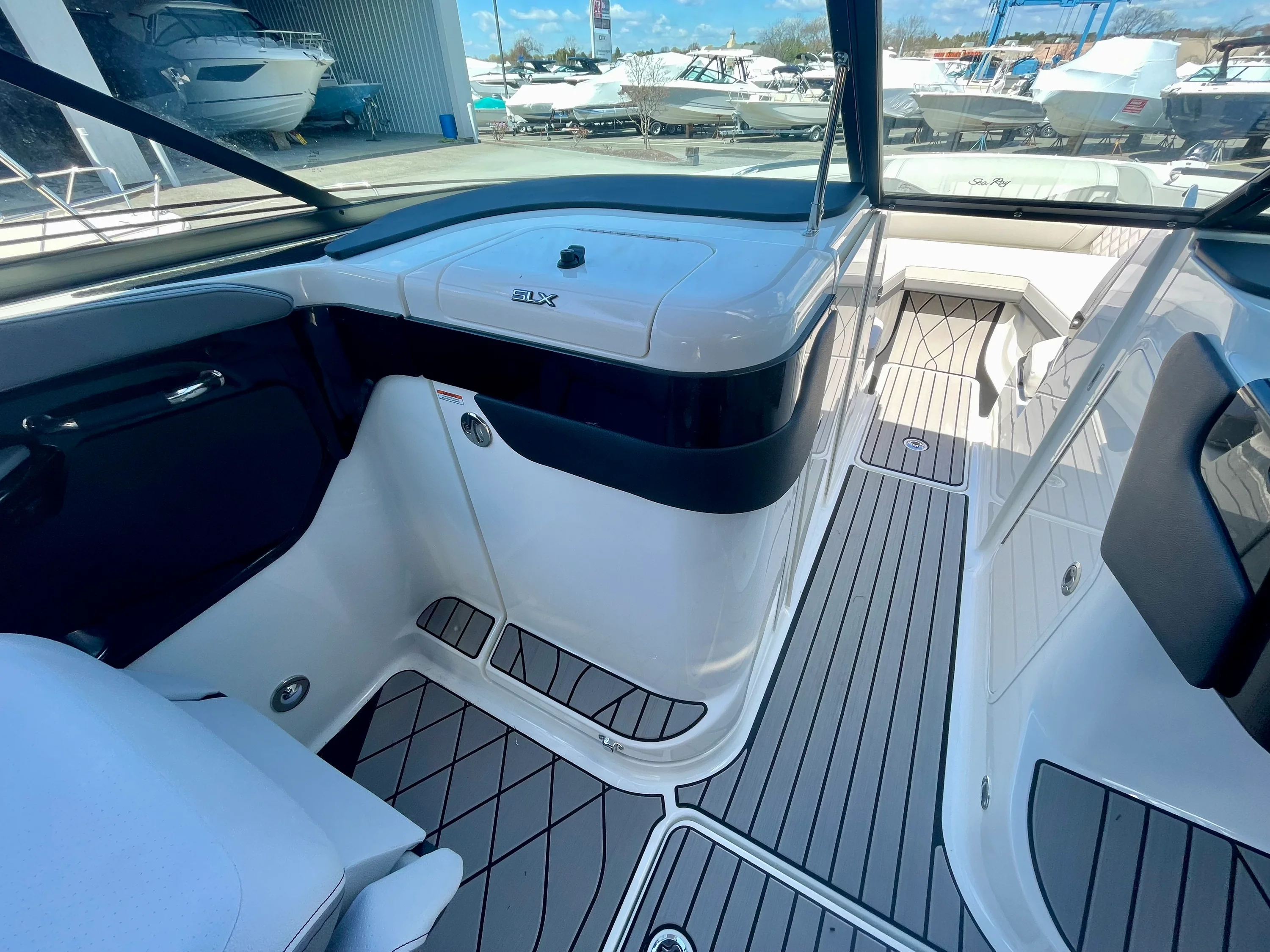 2026 Sea Ray SLX 260 Outboard Image Thumbnail #10