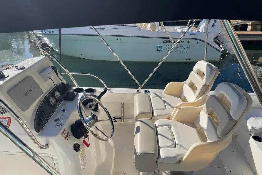 2018 Boston Whaler 190 OUTRAGE Image Thumbnail #3