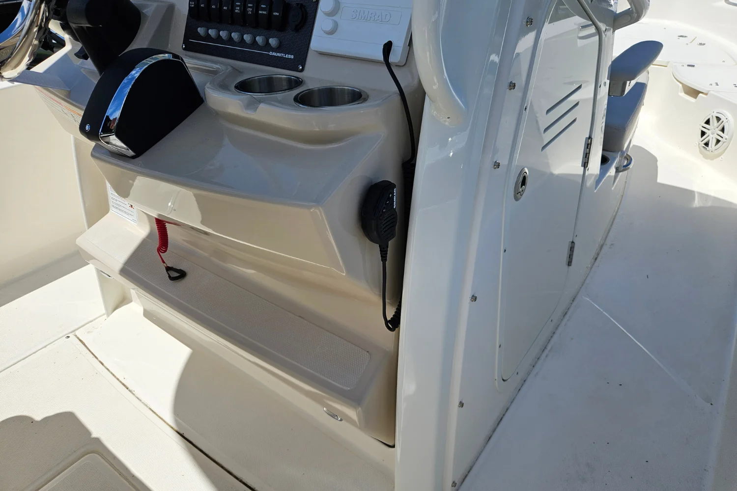 2026 Boston Whaler 250 Dauntless Image Thumbnail #11