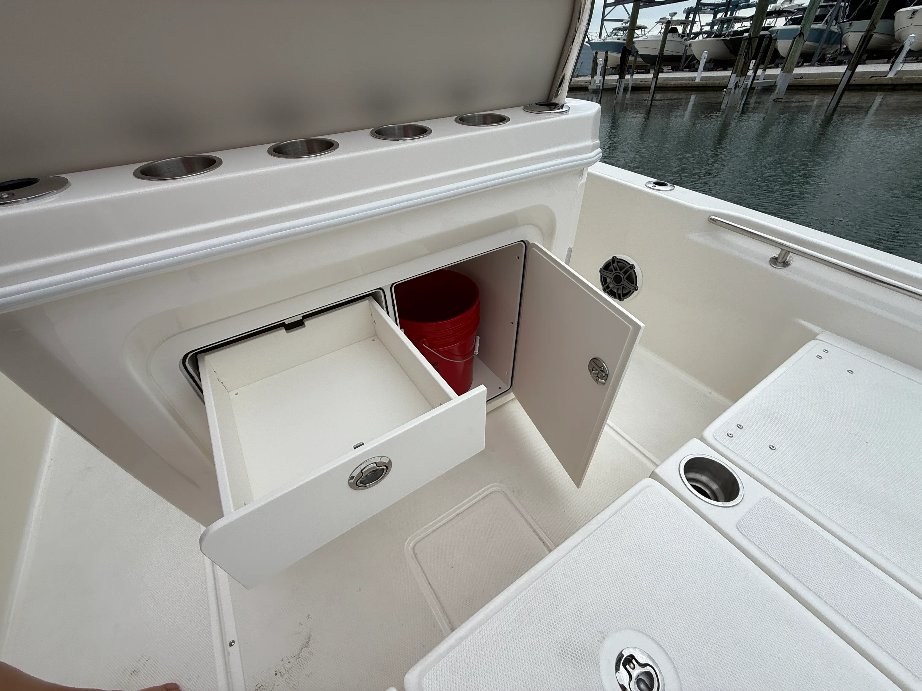 2026 Boston Whaler 250 Dauntless Image Thumbnail #18