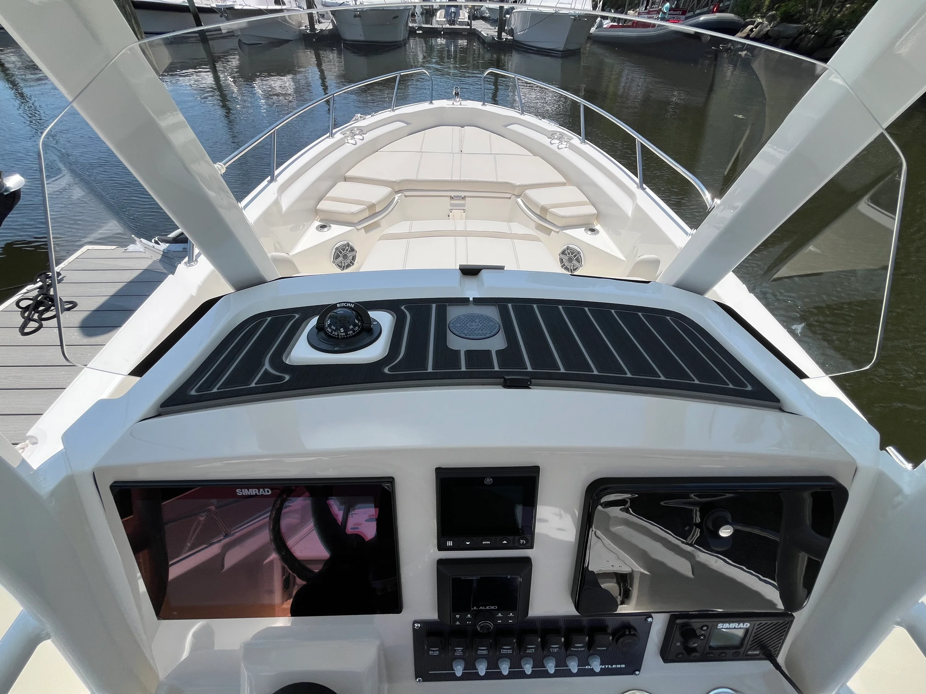 2026 Boston Whaler 250 Dauntless Image Thumbnail #16