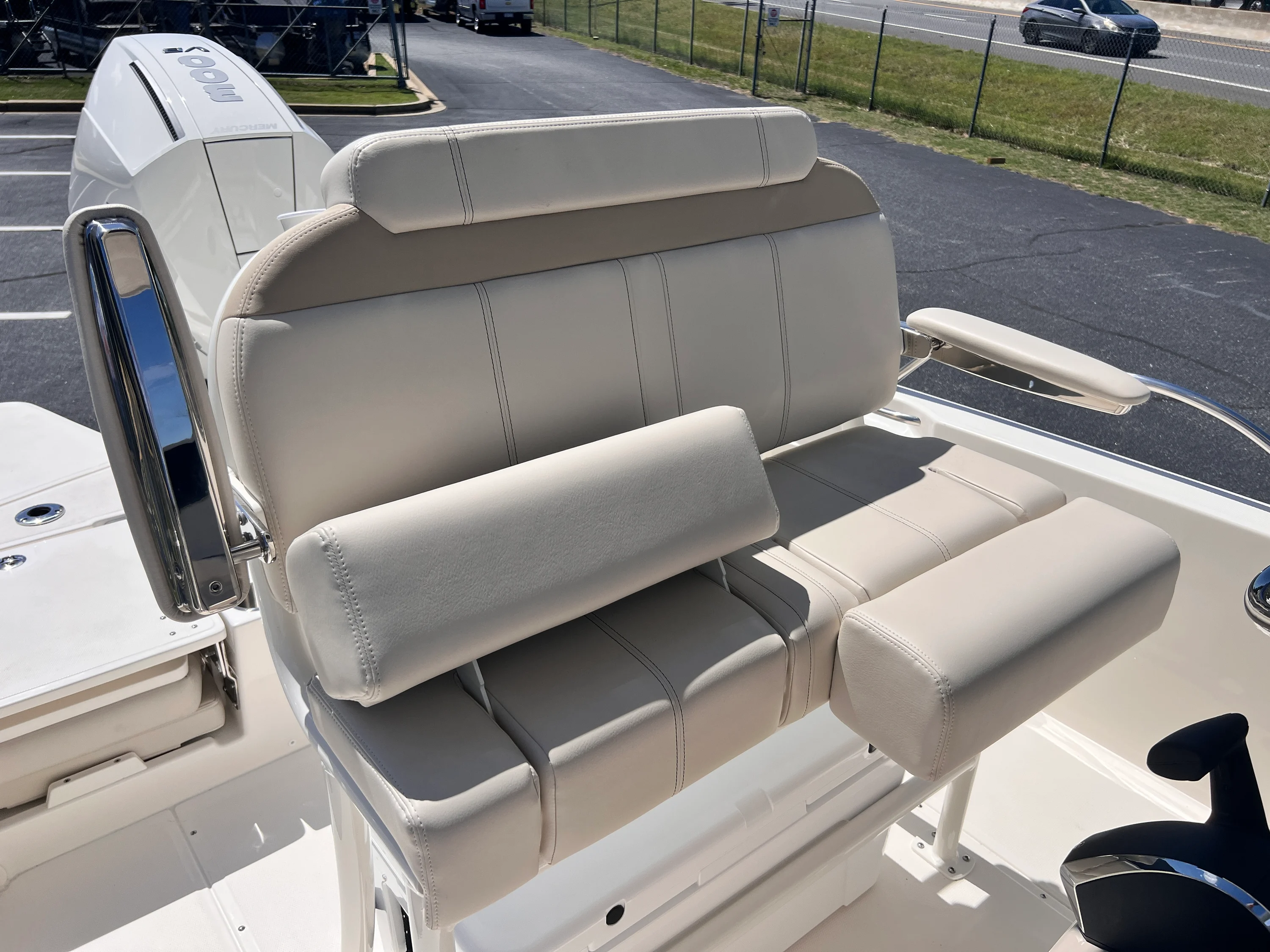 2026 Boston Whaler 250 Dauntless Image Thumbnail #7