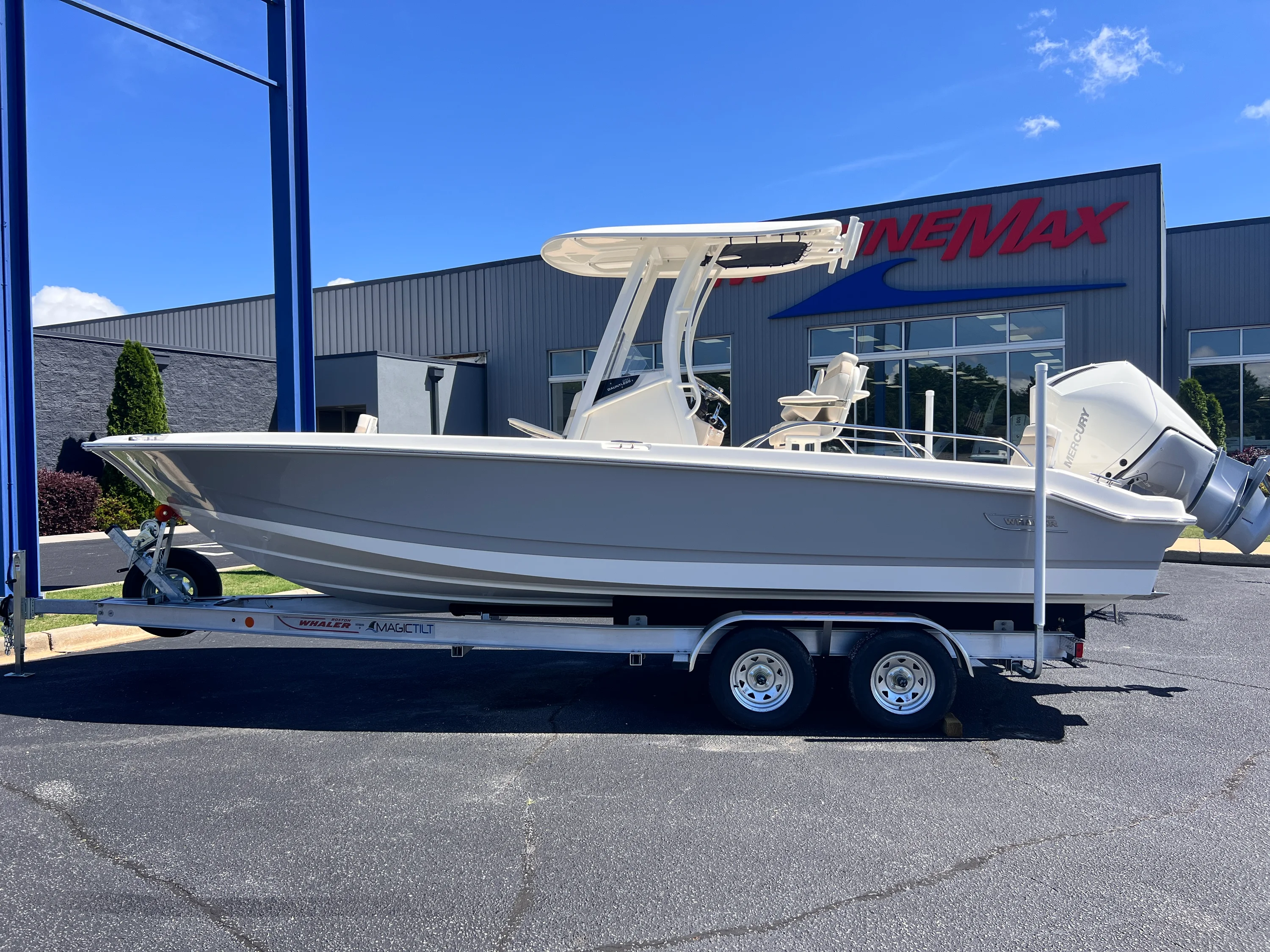 2026 Boston Whaler 250 Dauntless Image Thumbnail #1