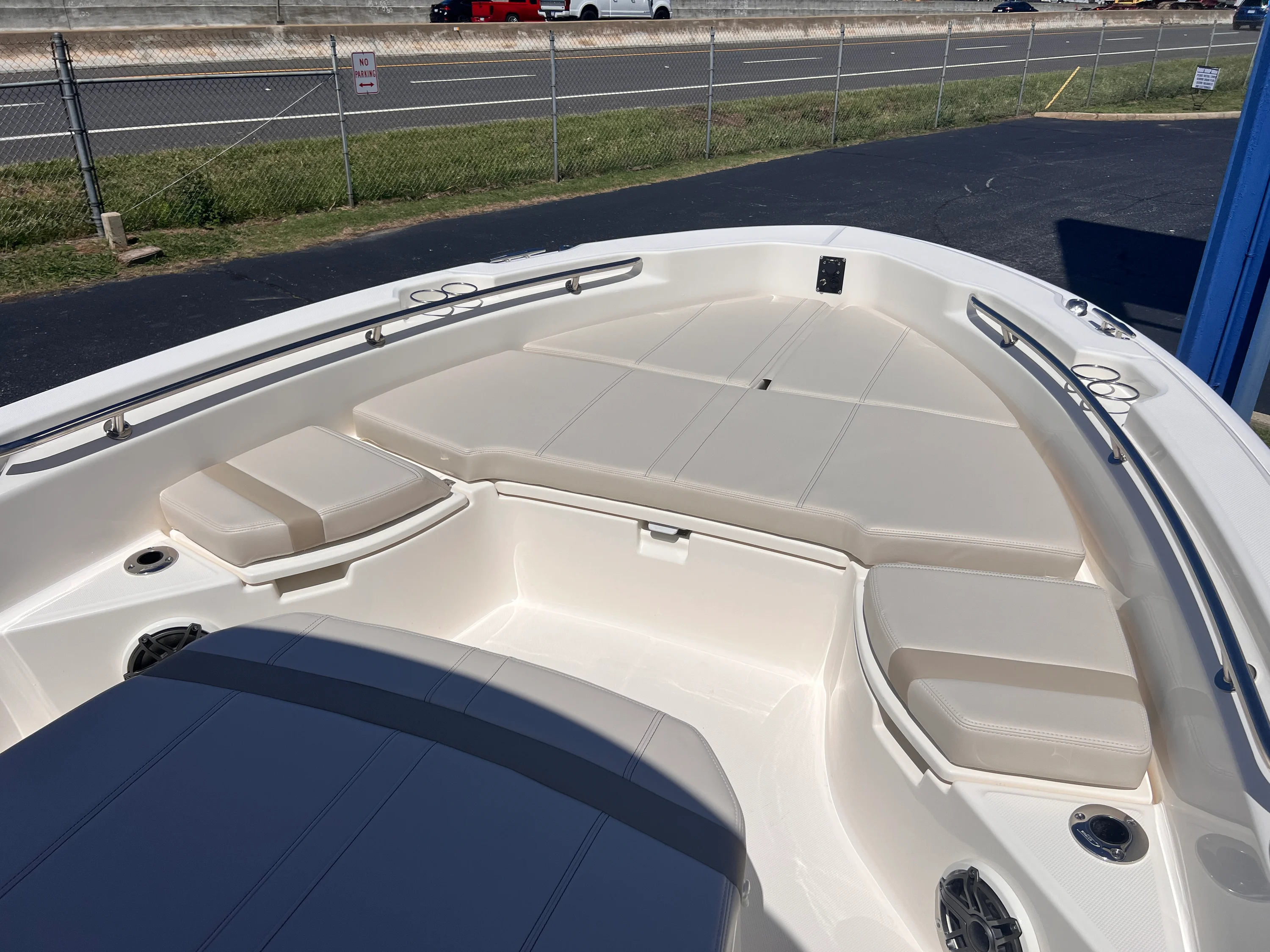 2026 Boston Whaler 250 Dauntless Image Thumbnail #2