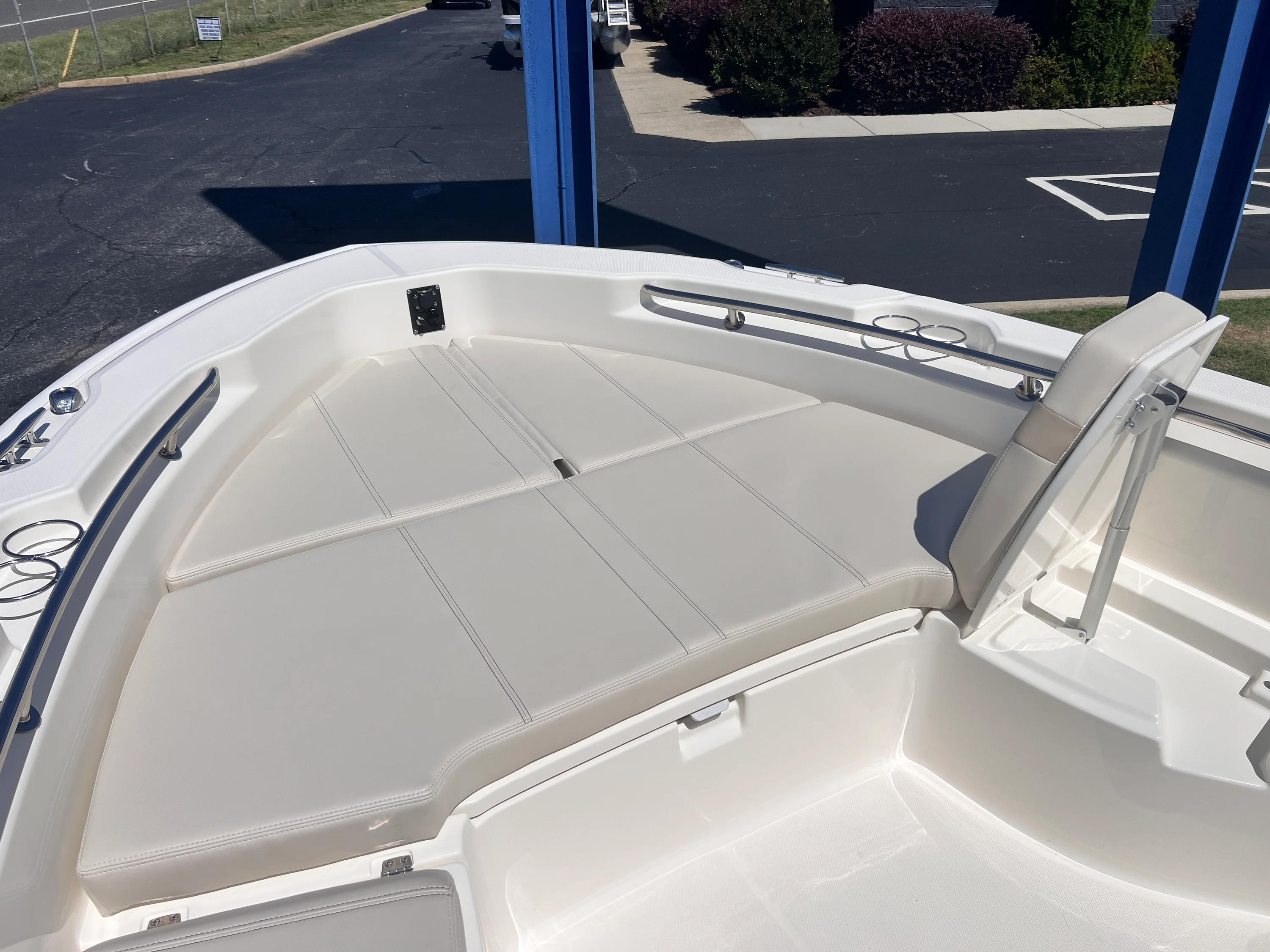 2026 Boston Whaler 250 Dauntless Image Thumbnail #3