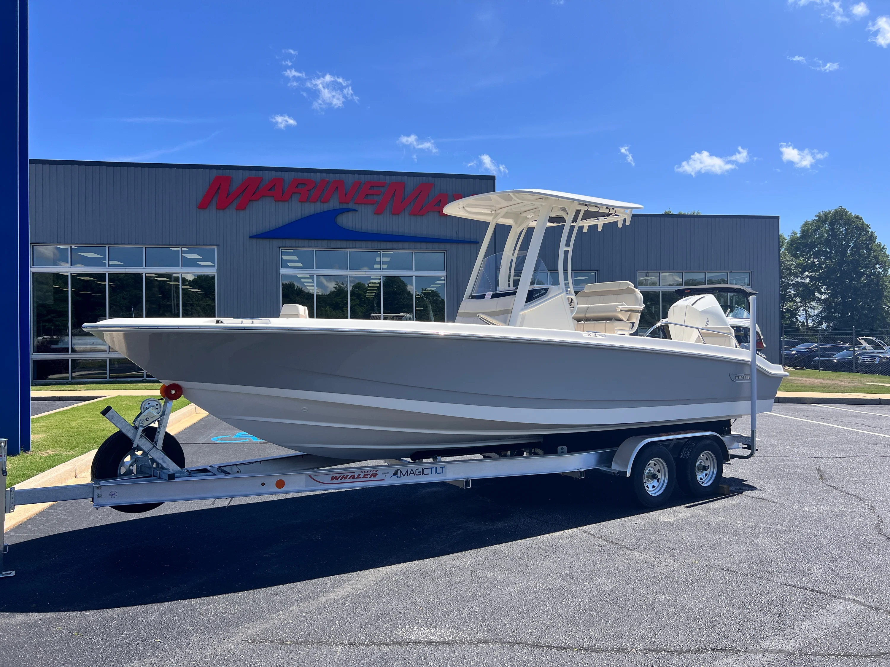 2026 Boston Whaler 250 Dauntless Image Thumbnail #0
