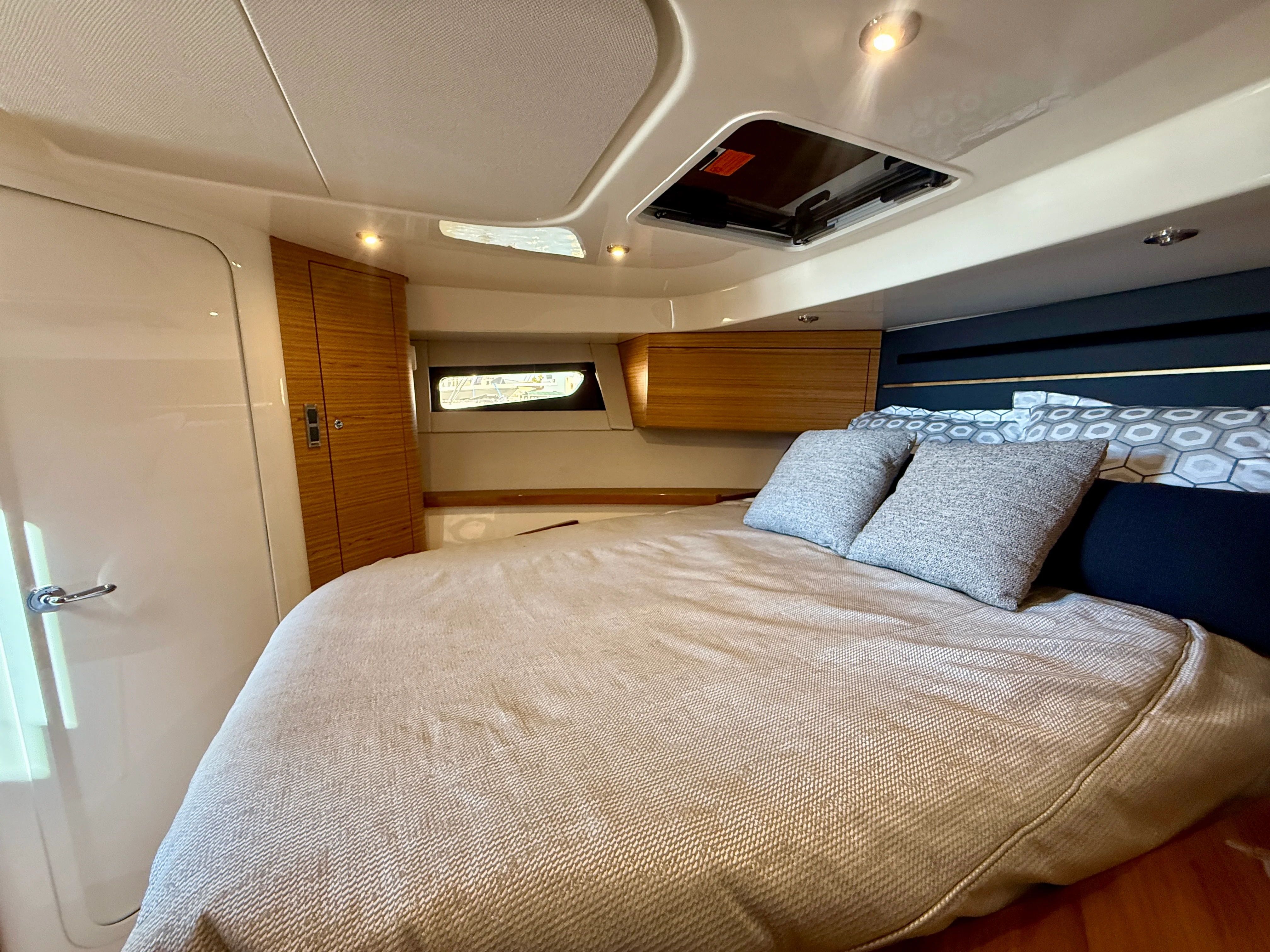 2024 Boston Whaler 405 CONQUEST Image Thumbnail #20