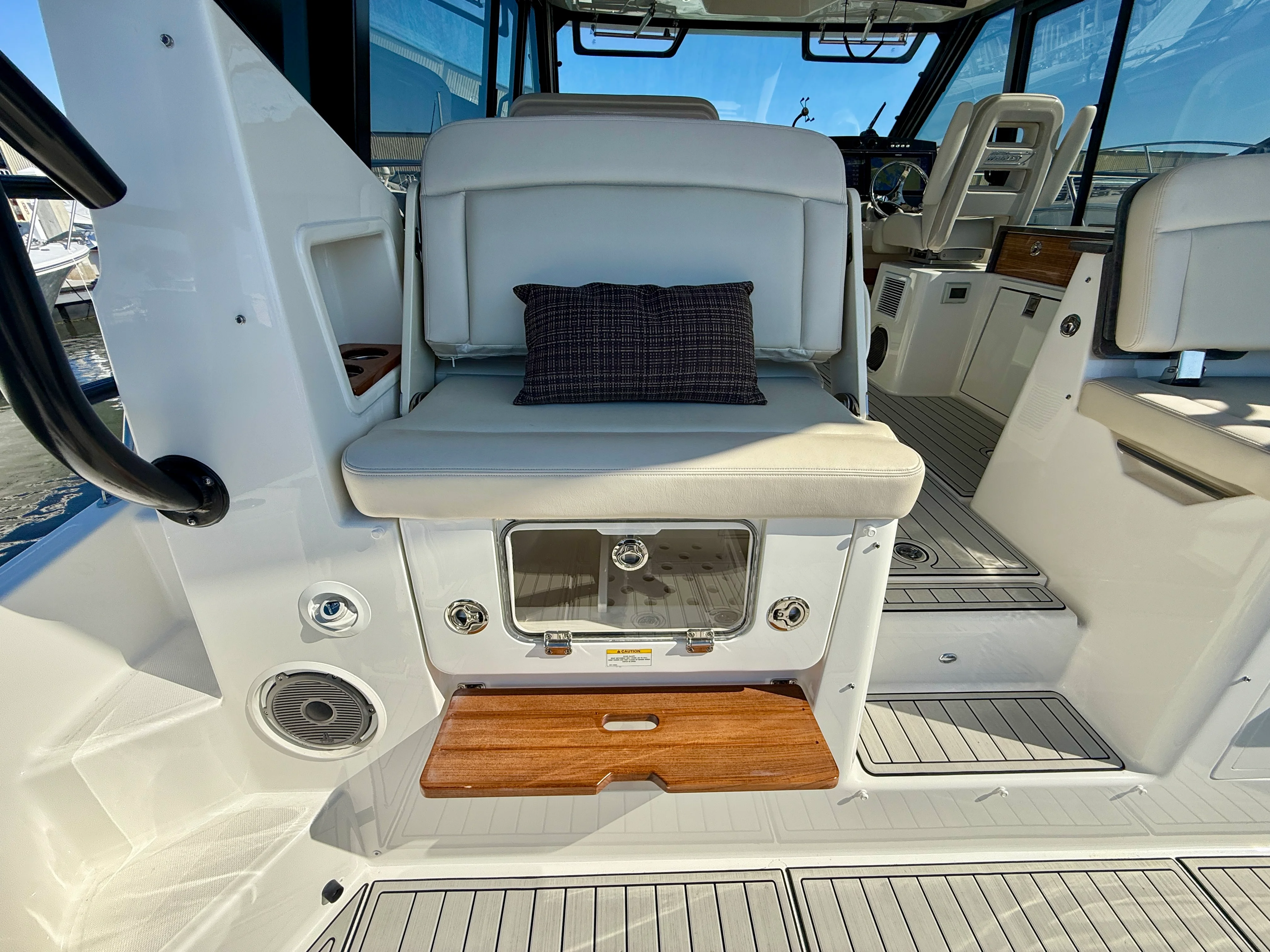 2024 Boston Whaler 405 CONQUEST Image Thumbnail #6