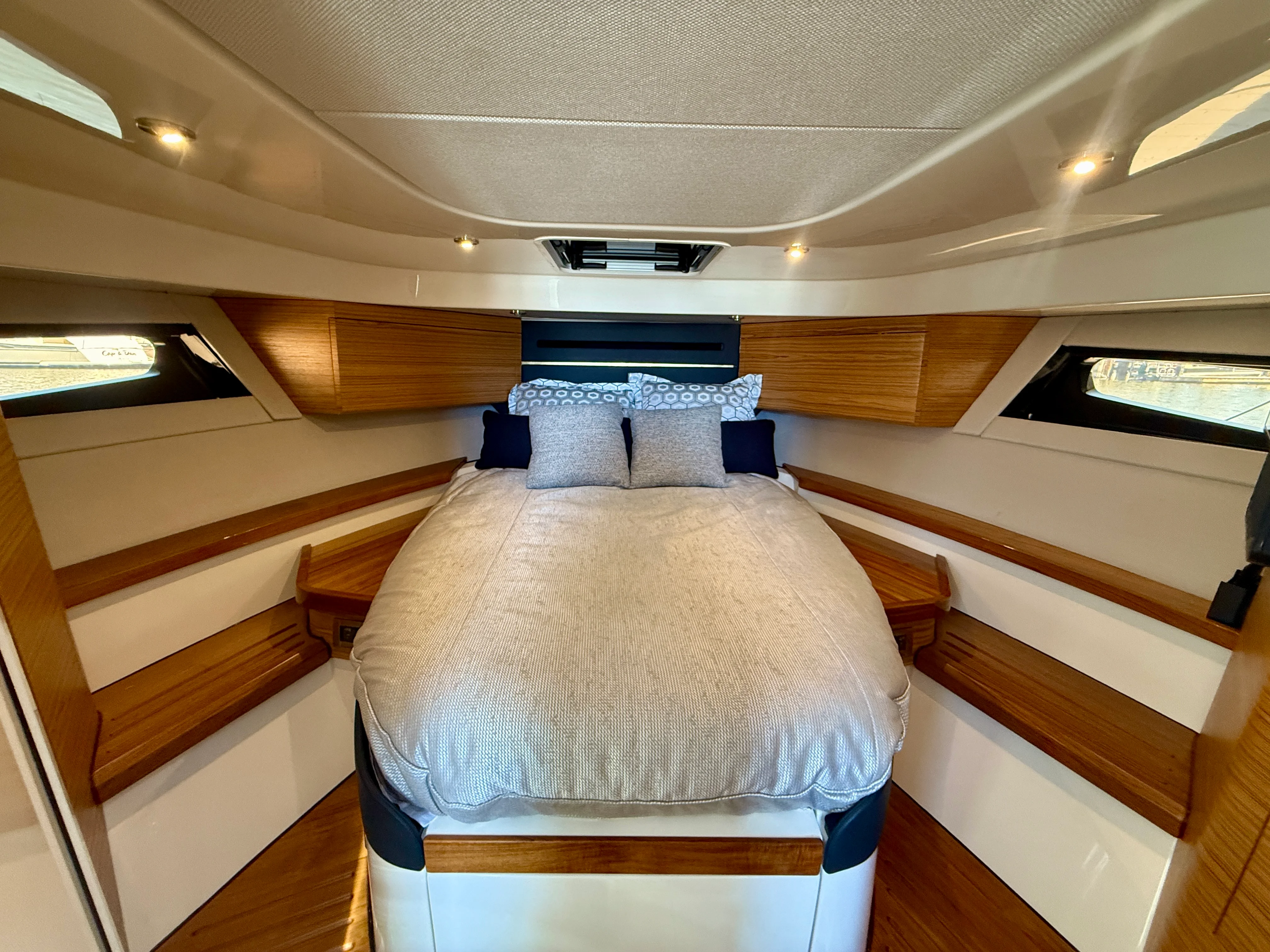 2024 Boston Whaler 405 CONQUEST Image Thumbnail #18