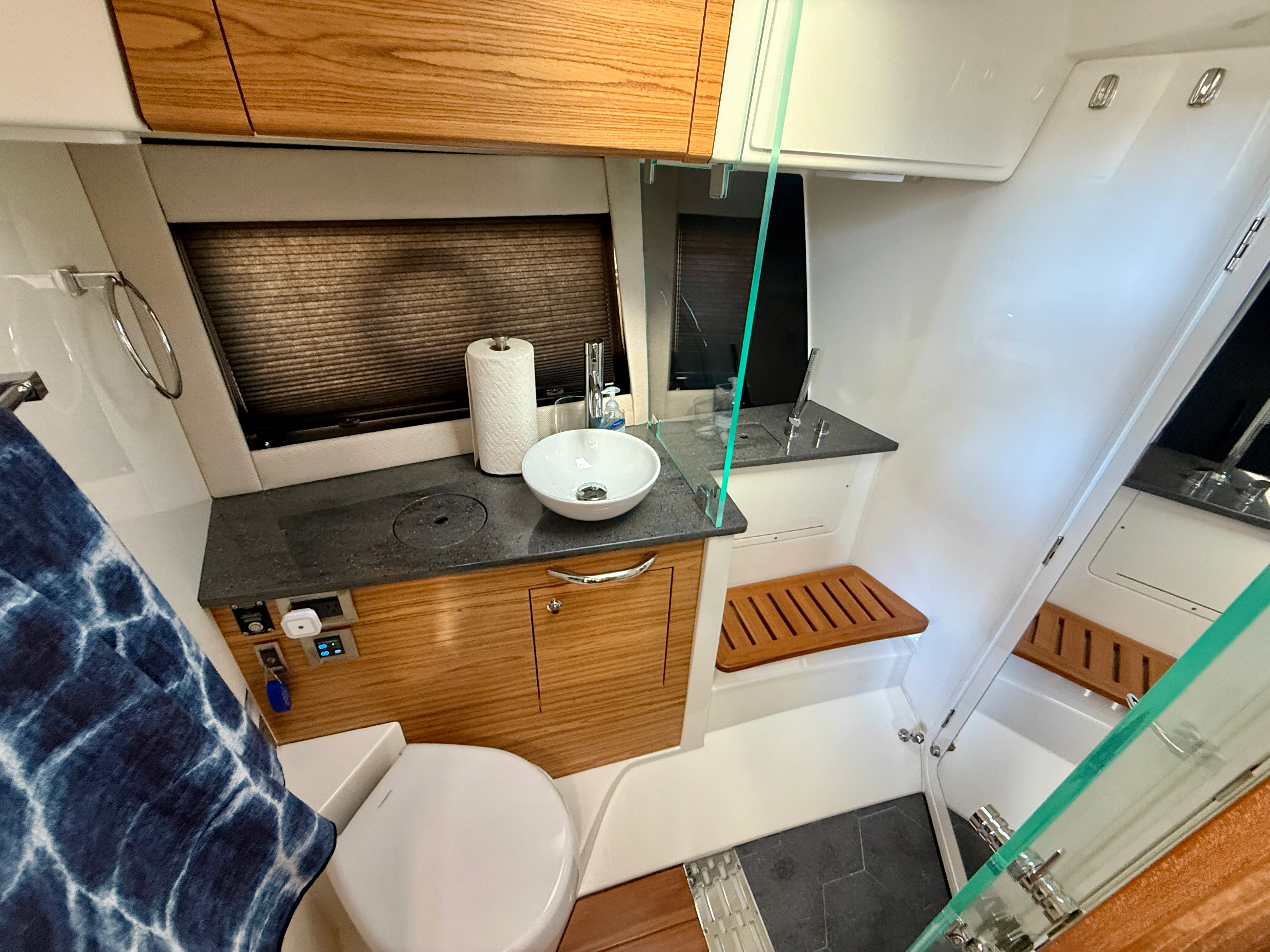 2024 Boston Whaler 405 CONQUEST Image Thumbnail #21