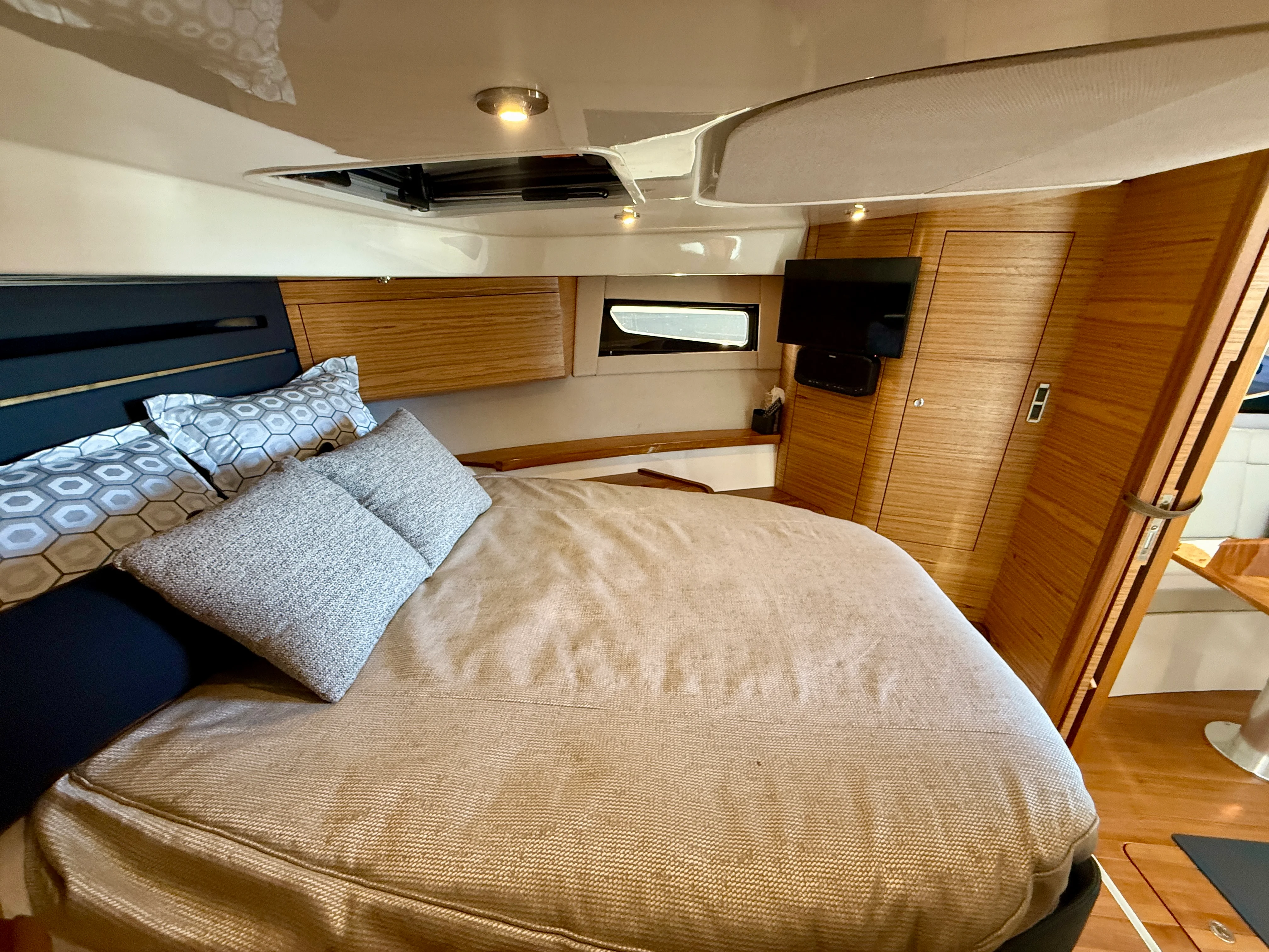 2024 Boston Whaler 405 CONQUEST Image Thumbnail #19