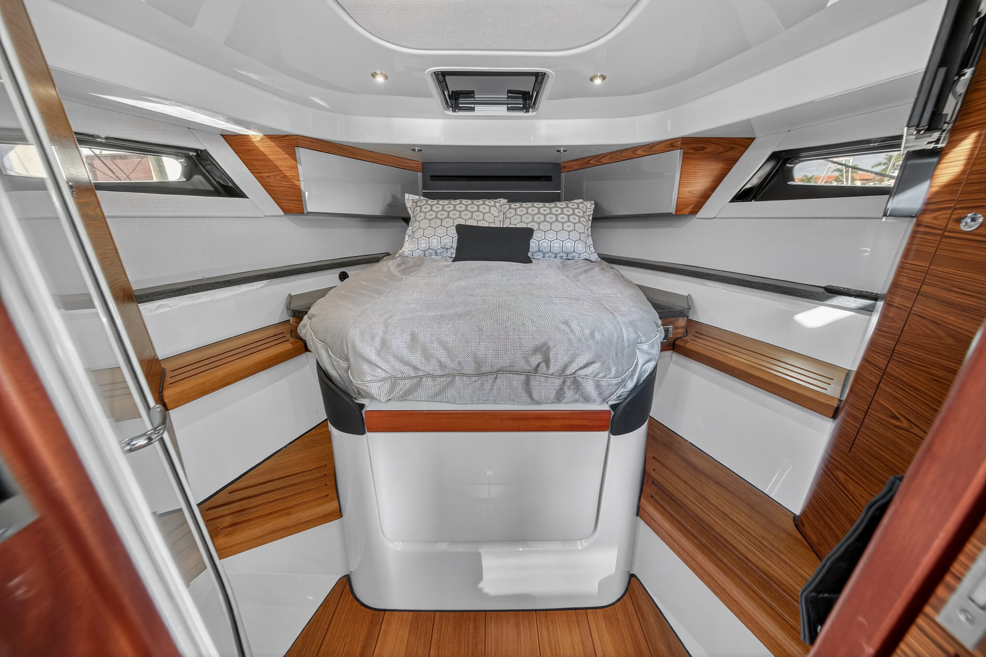 2021 Boston Whaler 405 CONQUEST Image Thumbnail #30