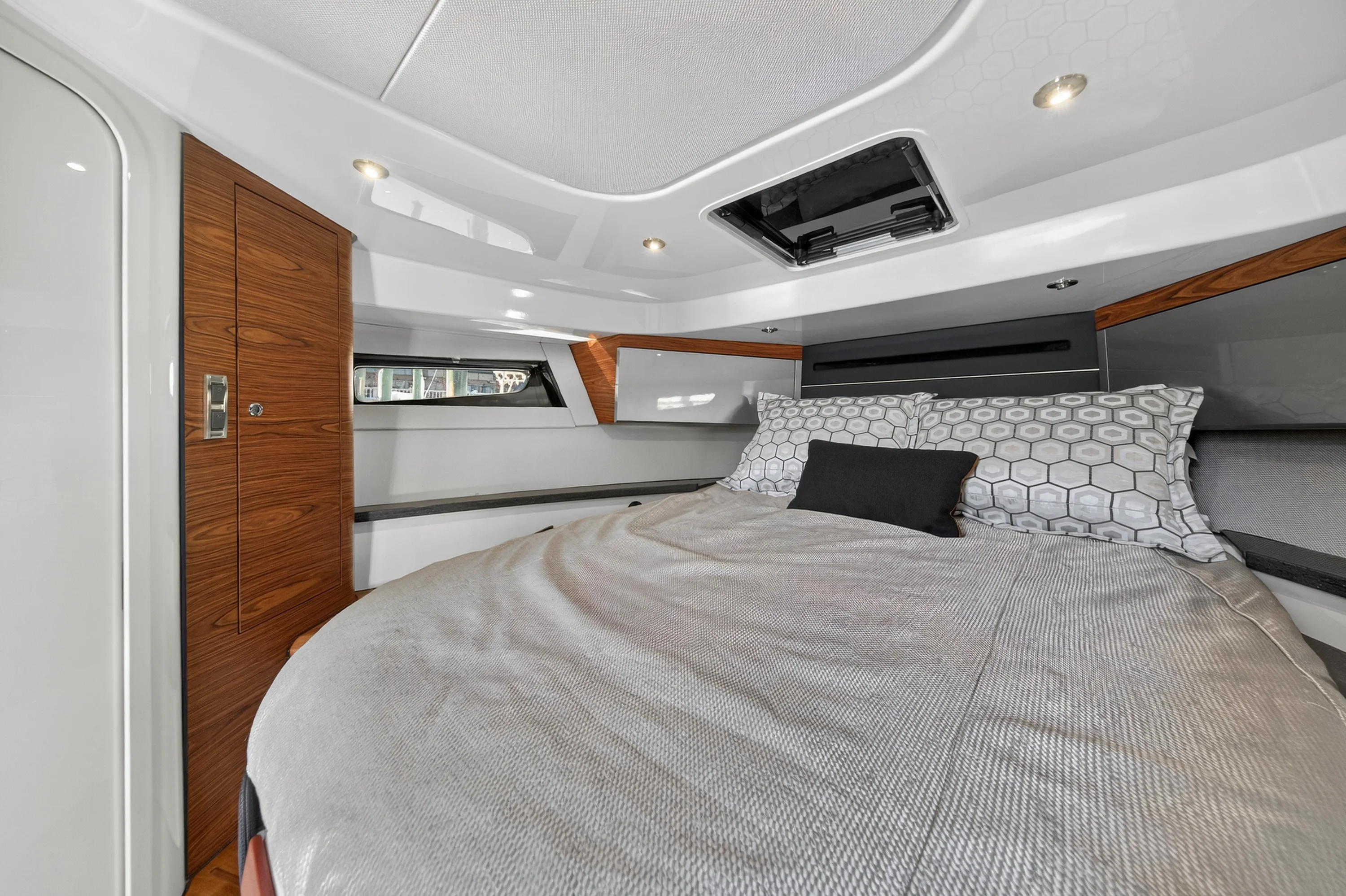 2021 Boston Whaler 405 CONQUEST Image Thumbnail #31