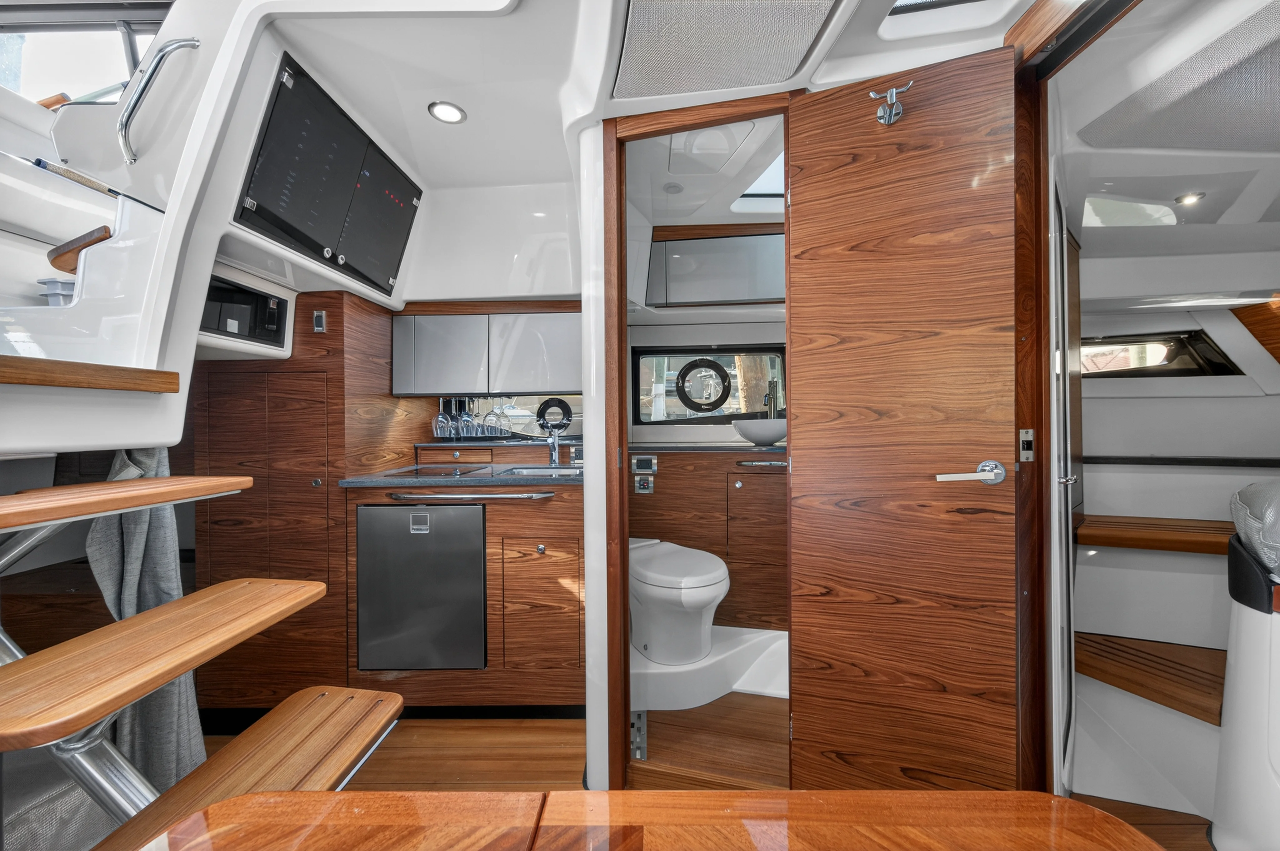 2021 Boston Whaler 405 CONQUEST Image Thumbnail #23