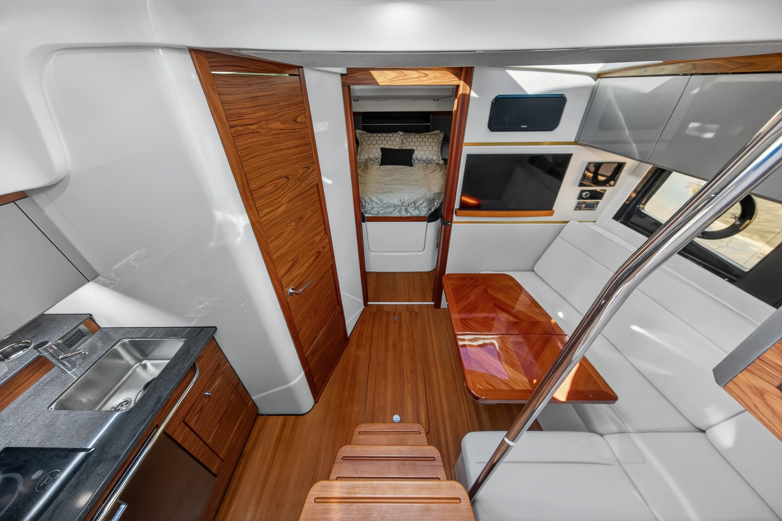 2021 Boston Whaler 405 CONQUEST Image Thumbnail #16