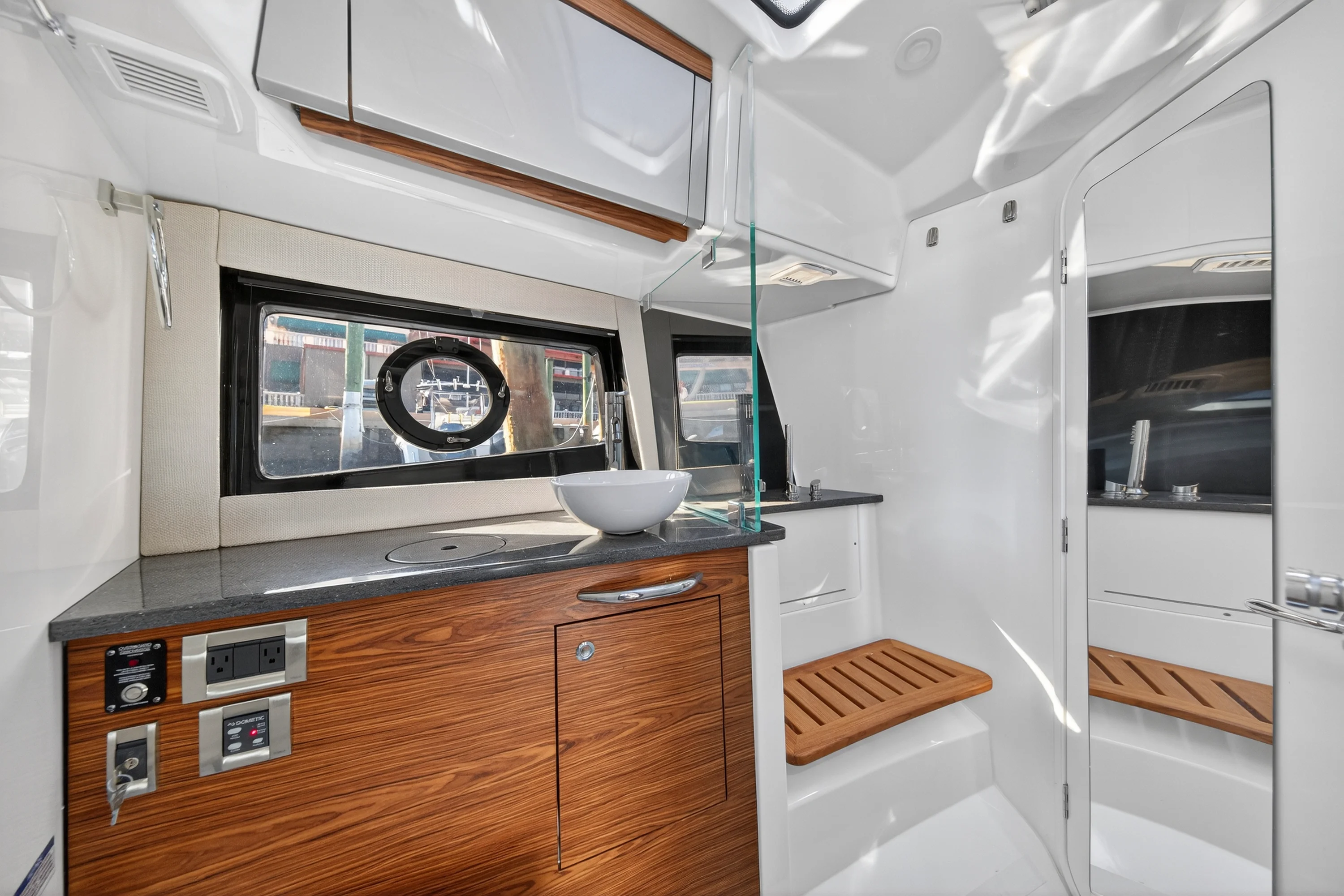 2021 Boston Whaler 405 CONQUEST Image Thumbnail #34