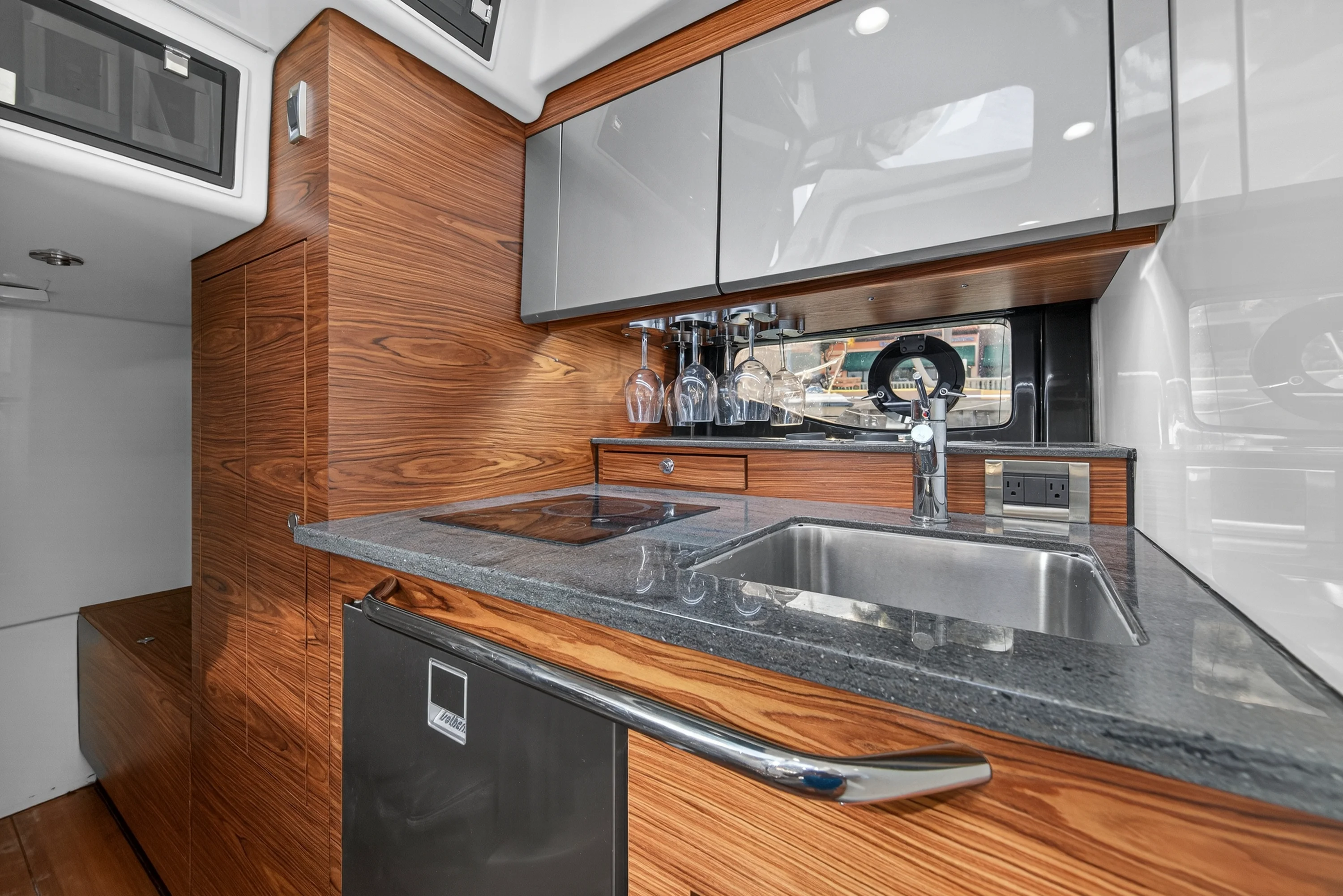 2021 Boston Whaler 405 CONQUEST Image Thumbnail #38