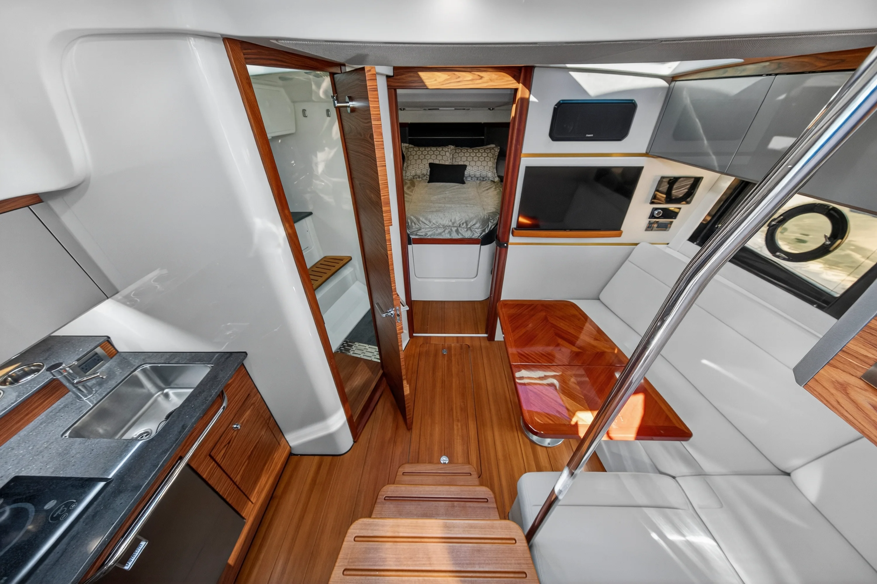 2021 Boston Whaler 405 CONQUEST Image Thumbnail #15