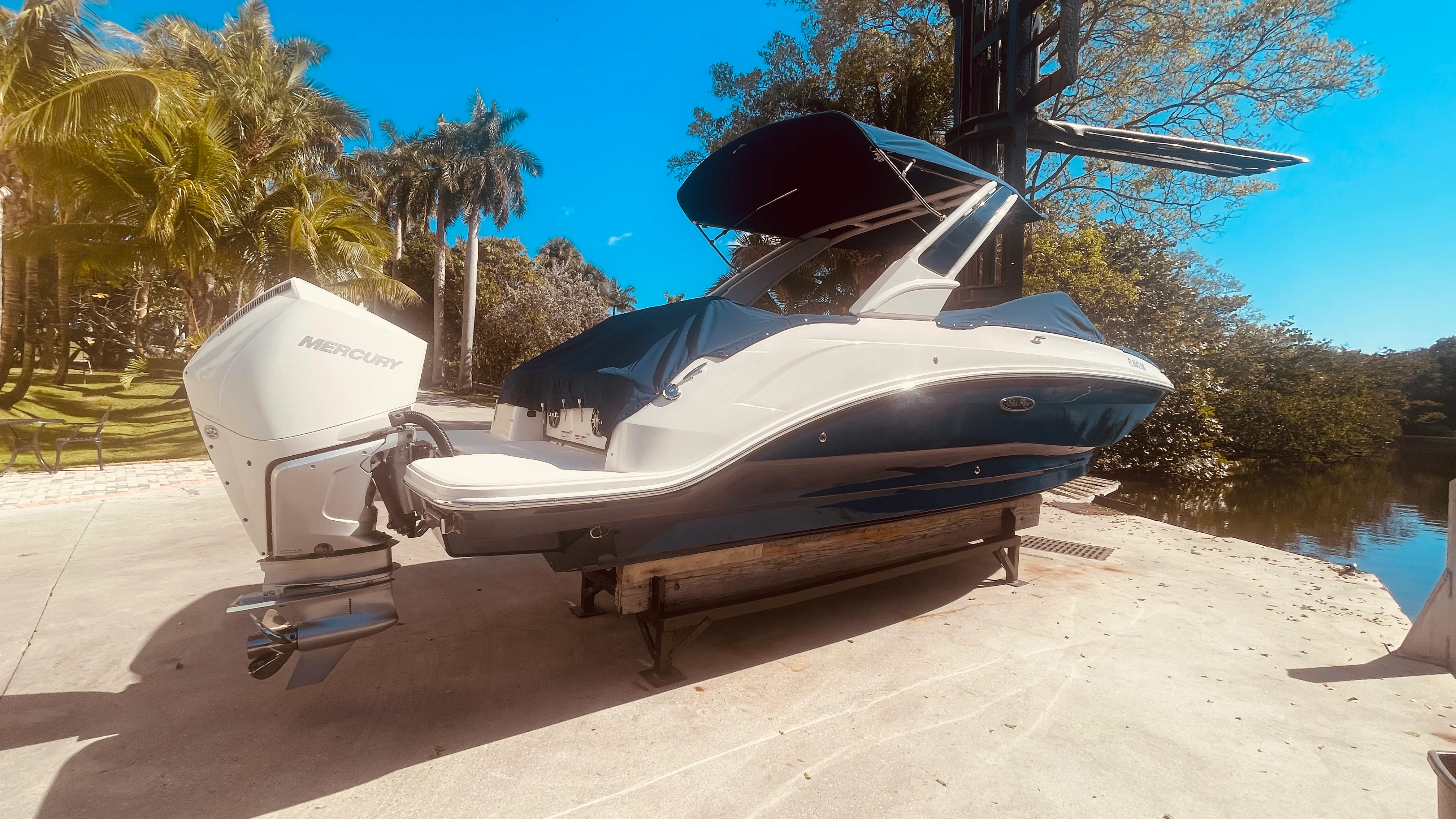 2021 Sea Ray 250 SDX OUTBOARD Image Thumbnail #0