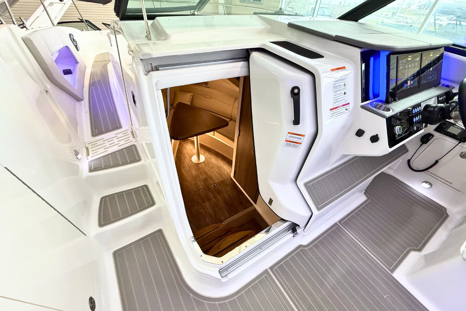 2026 Sea Ray Sundancer 320 Image Thumbnail #36