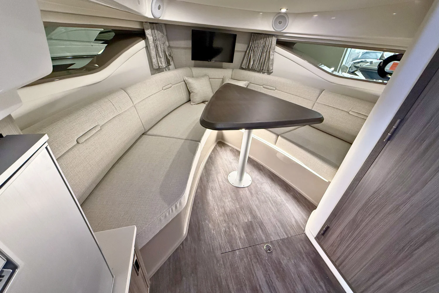 2026 Sea Ray Sundancer 320 Image Thumbnail #38