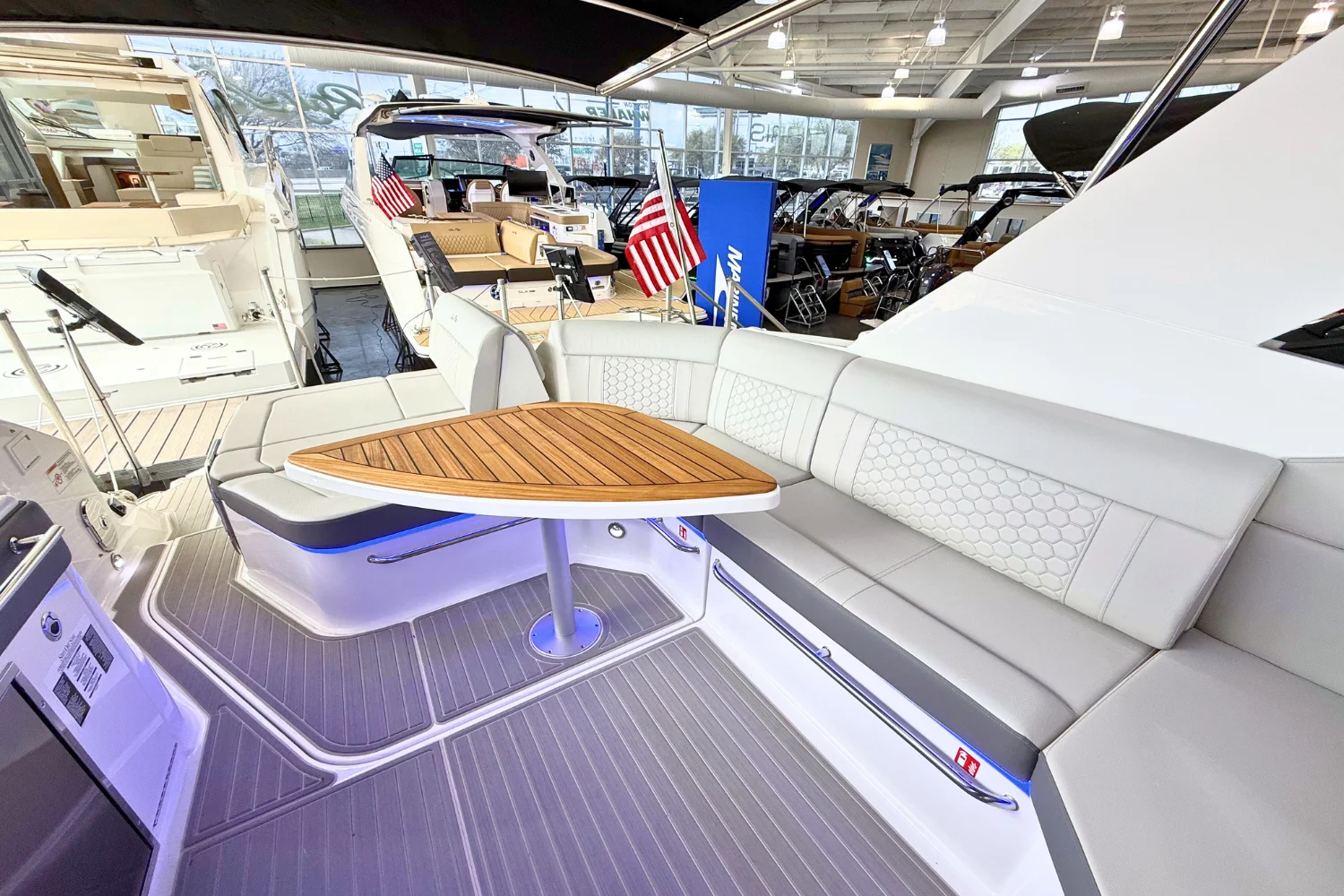 2026 Sea Ray Sundancer 320 Image Thumbnail #11