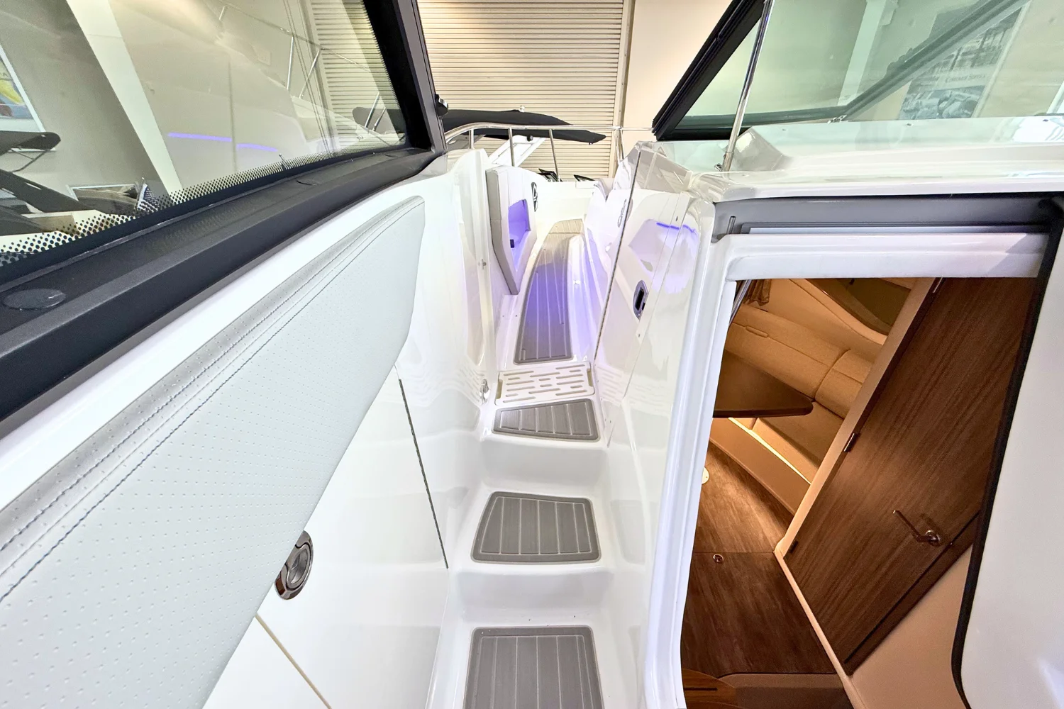 2026 Sea Ray Sundancer 320 Image Thumbnail #31