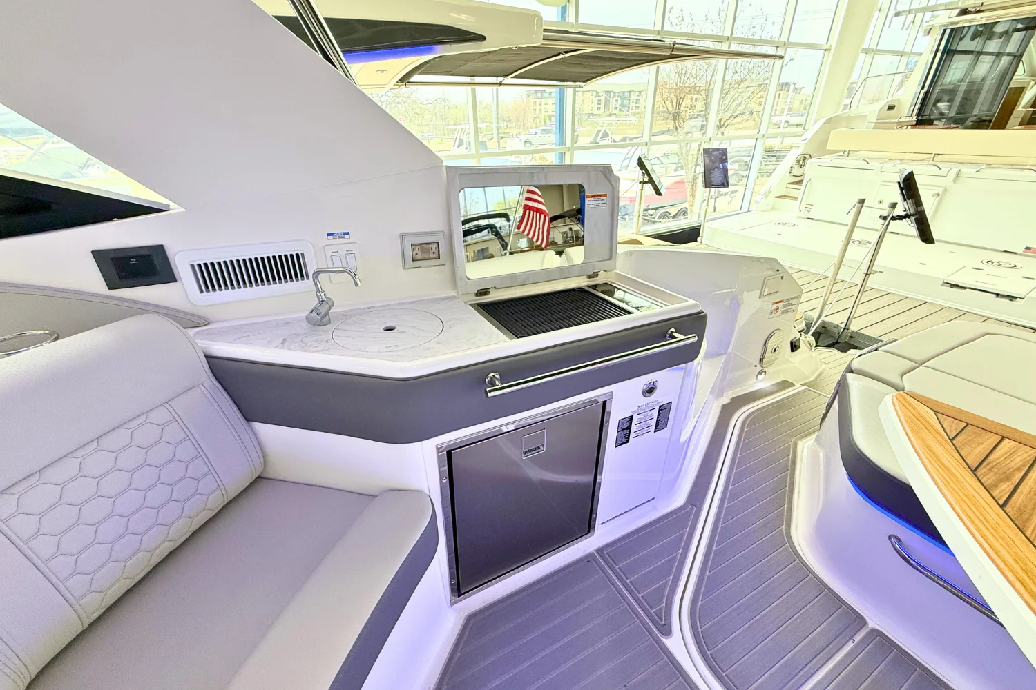 2026 Sea Ray Sundancer 320 Image Thumbnail #13