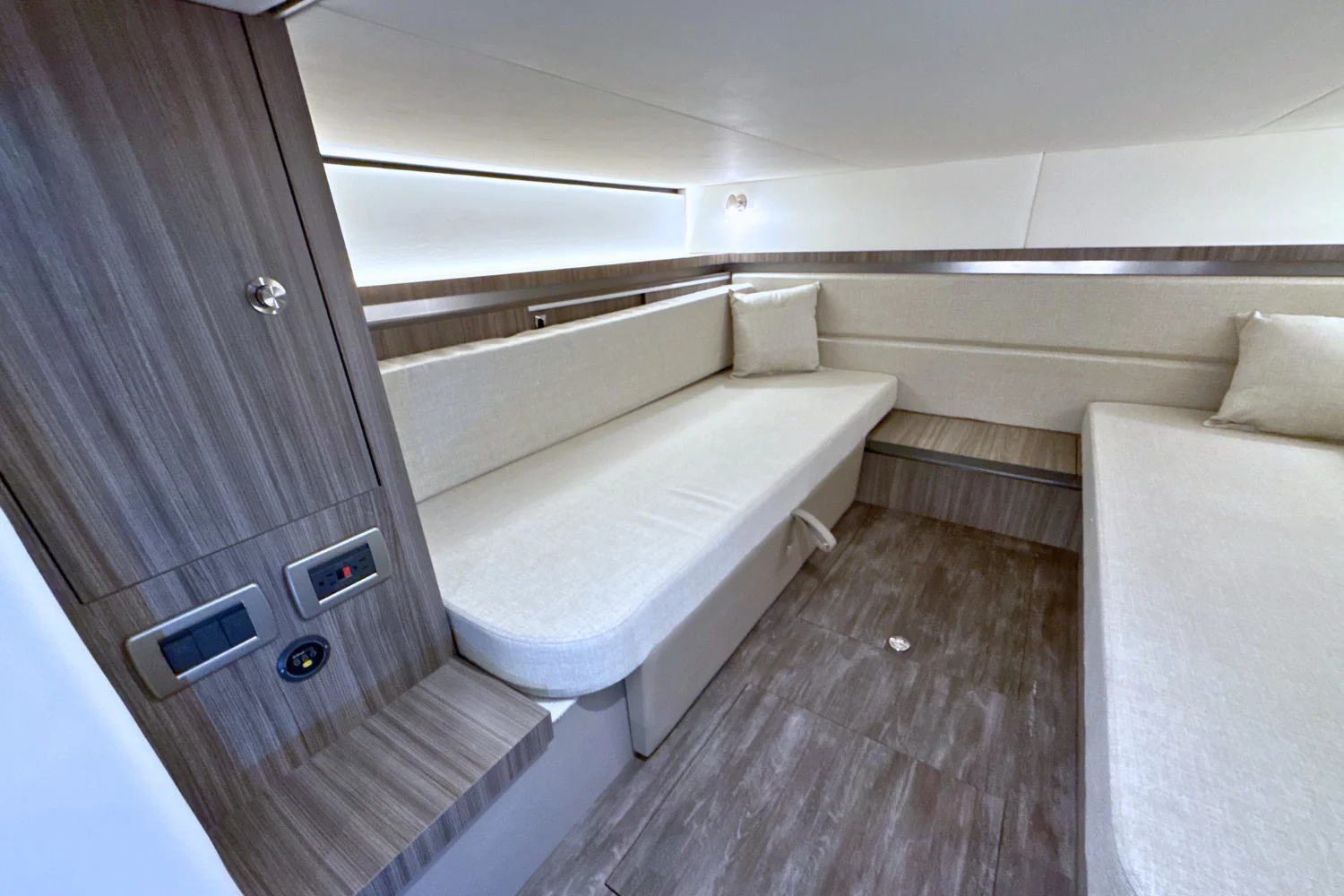 2026 Sea Ray Sundancer 320 Image Thumbnail #43