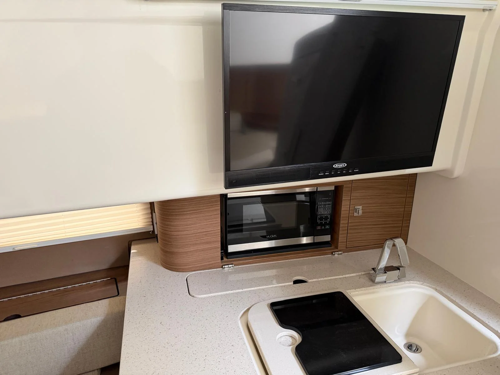 2017 Boston Whaler 420 OUTRAGE Image Thumbnail #10