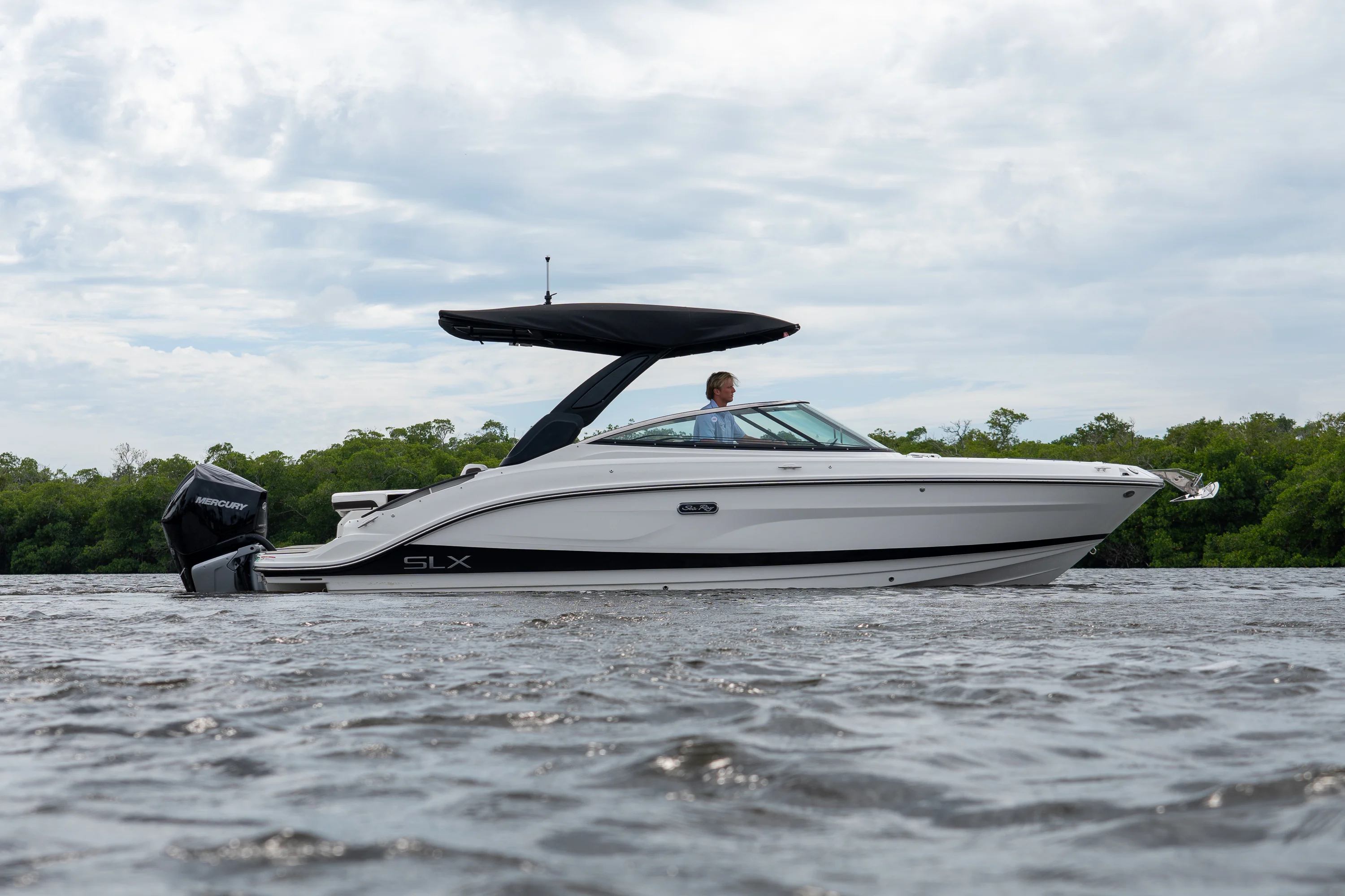 2026 Sea Ray SLX 260 Outboard Image Thumbnail #36