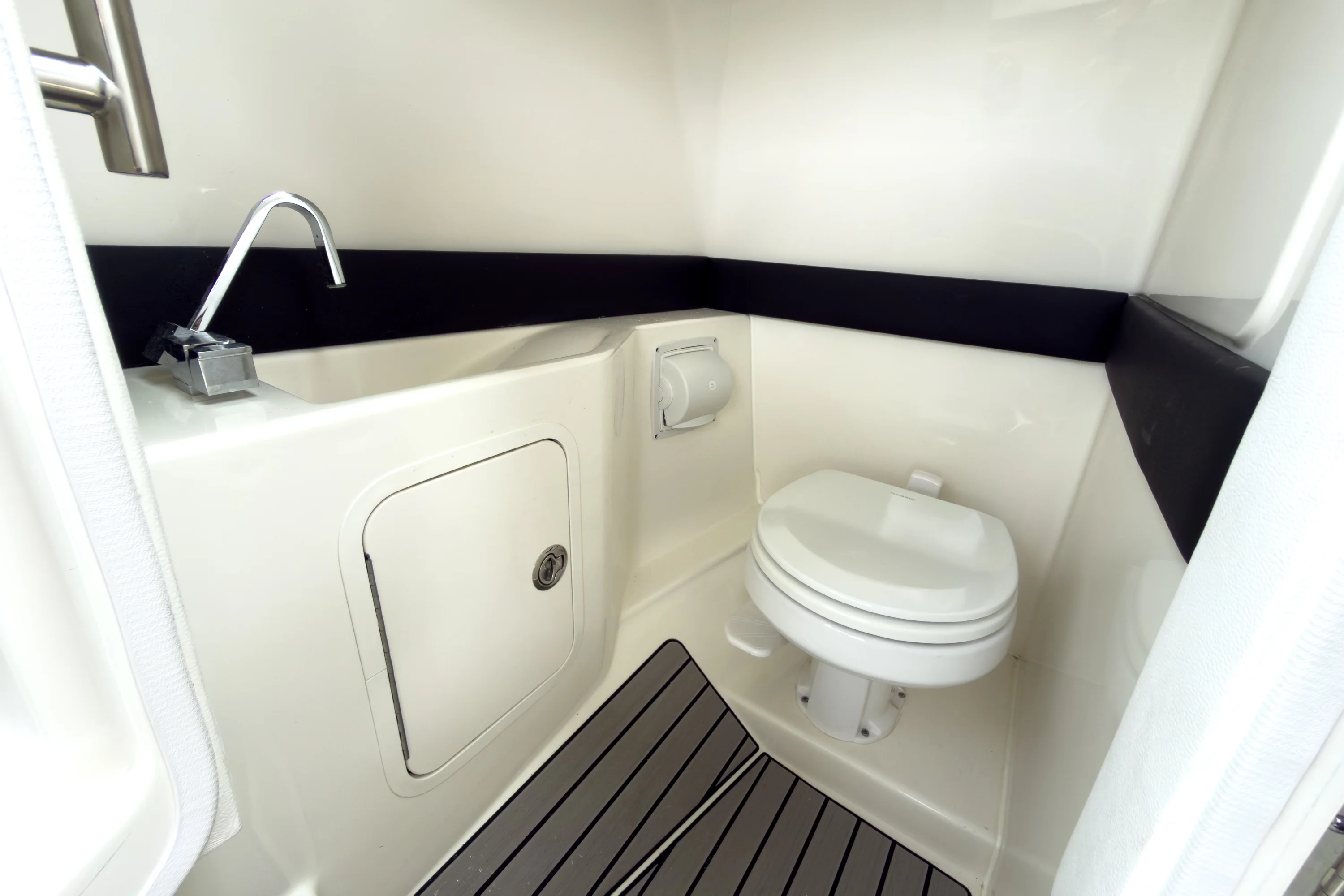 2026 Sea Ray SLX 260 Outboard Image Thumbnail #17