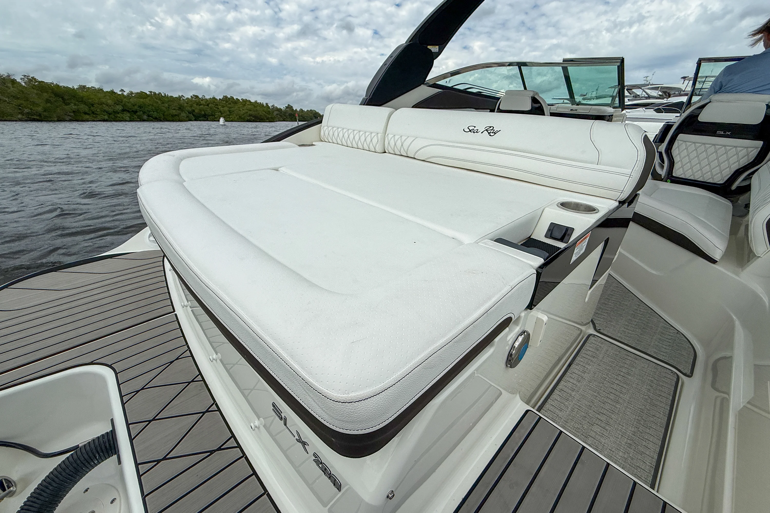 2026 Sea Ray SLX 260 Outboard Image Thumbnail #5