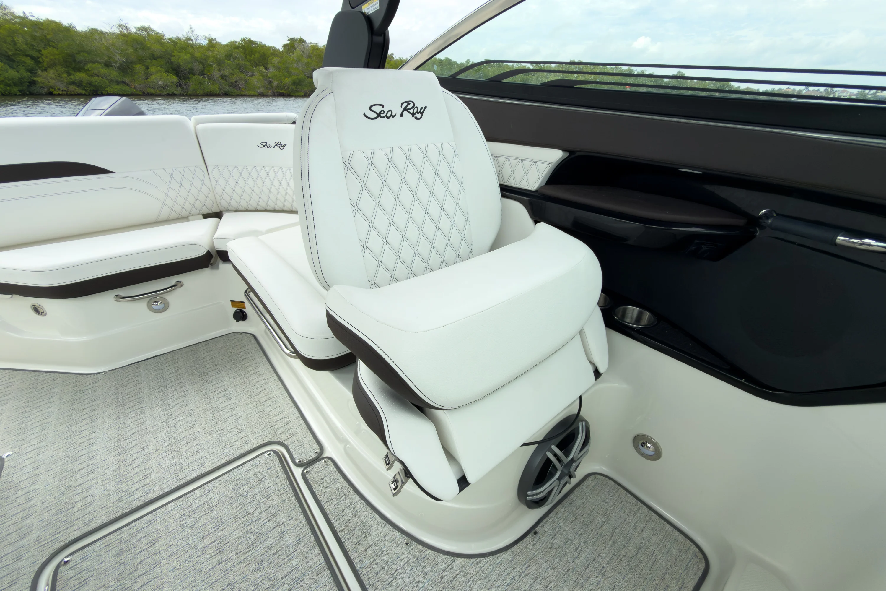 2026 Sea Ray SLX 260 Outboard Image Thumbnail #16