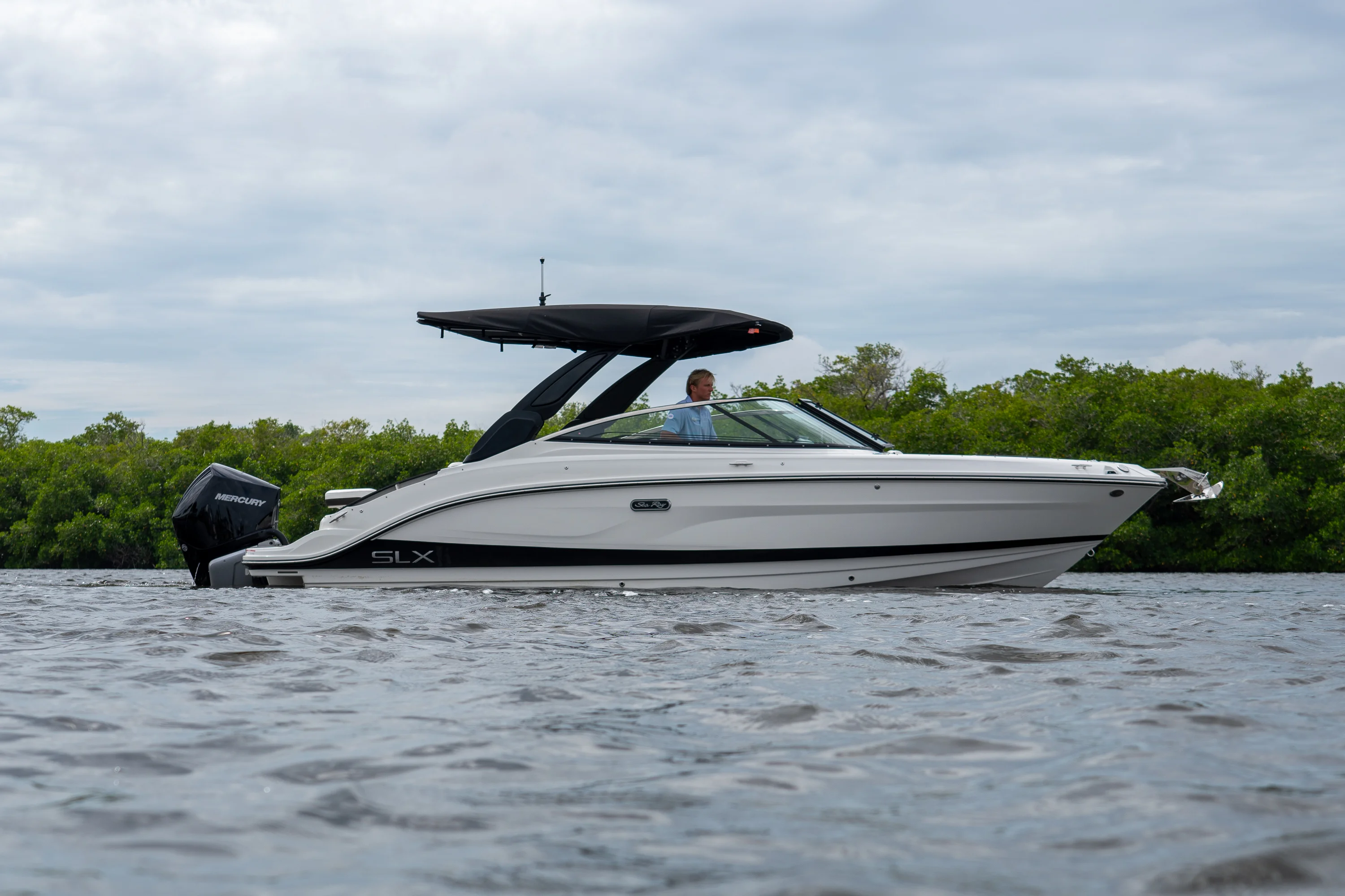 2026 Sea Ray SLX 260 Outboard Image Thumbnail #29