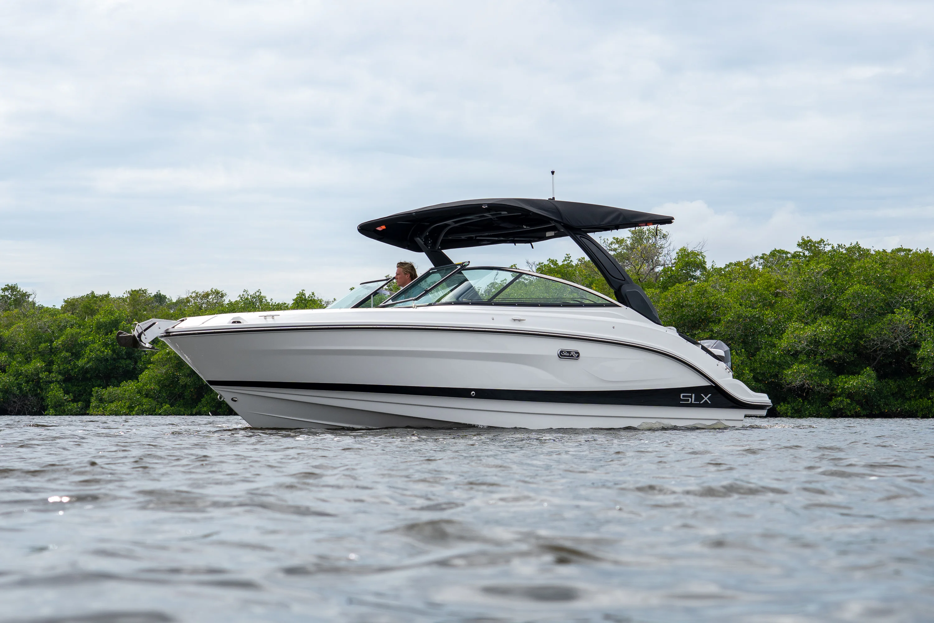 2026 Sea Ray SLX 260 Outboard Image Thumbnail #2