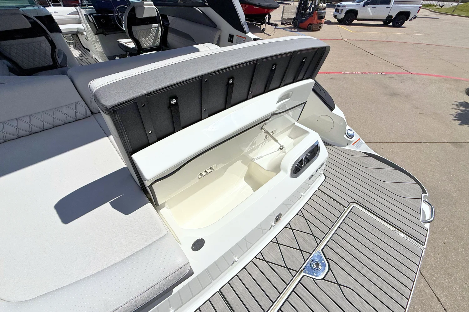 2026 Sea Ray SLX 260 Image Thumbnail #9