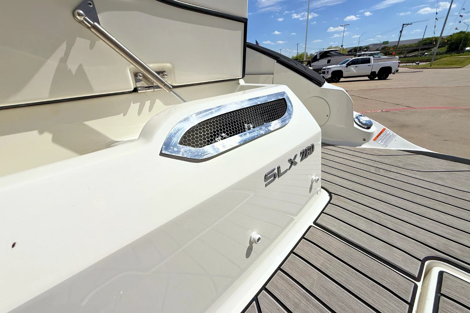 2026 Sea Ray SLX 260 Image Thumbnail #10