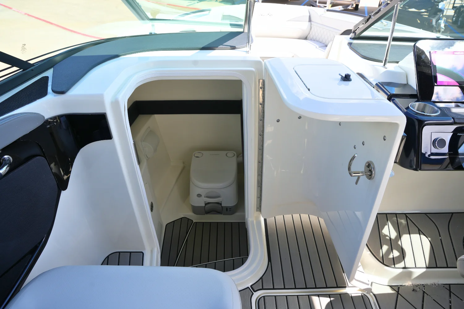 2026 Sea Ray SLX 260 Image Thumbnail #27