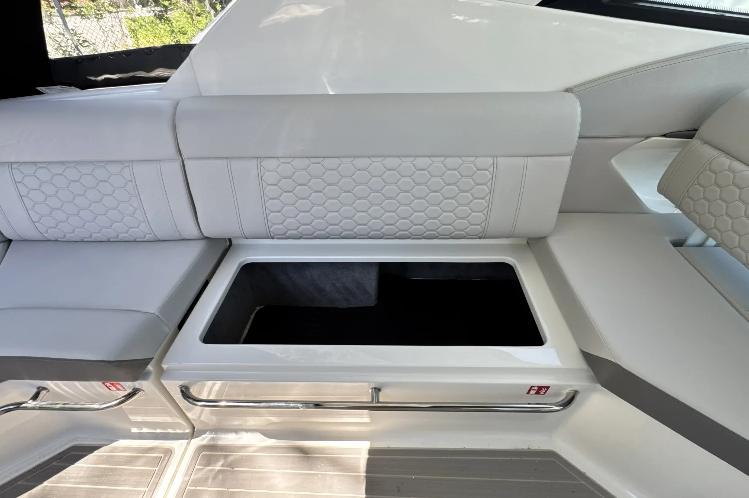 2026 Sea Ray Sundancer 320 Outboard Image Thumbnail #13