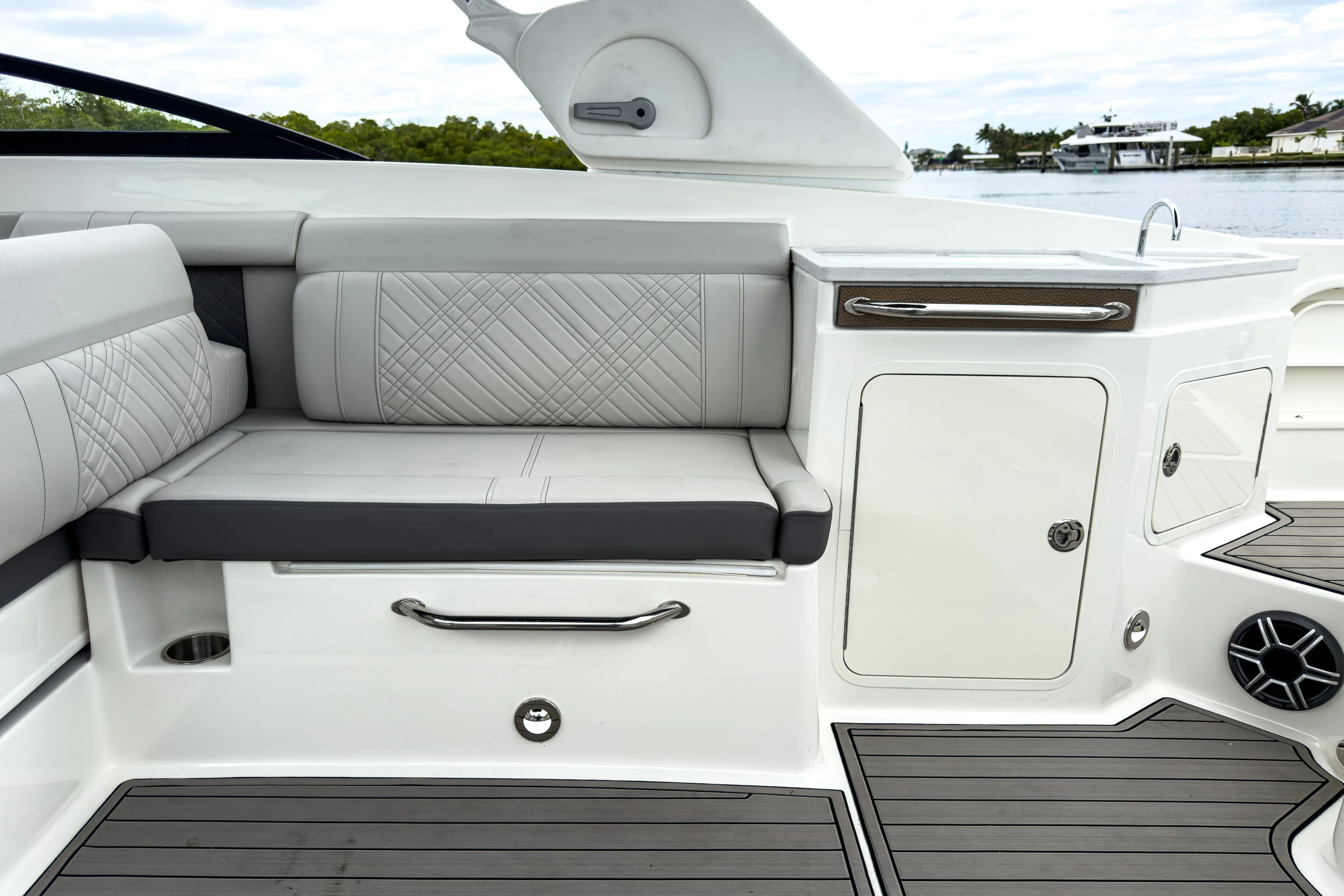 2026 Sea Ray SDX 290 Outboard Image Thumbnail #9