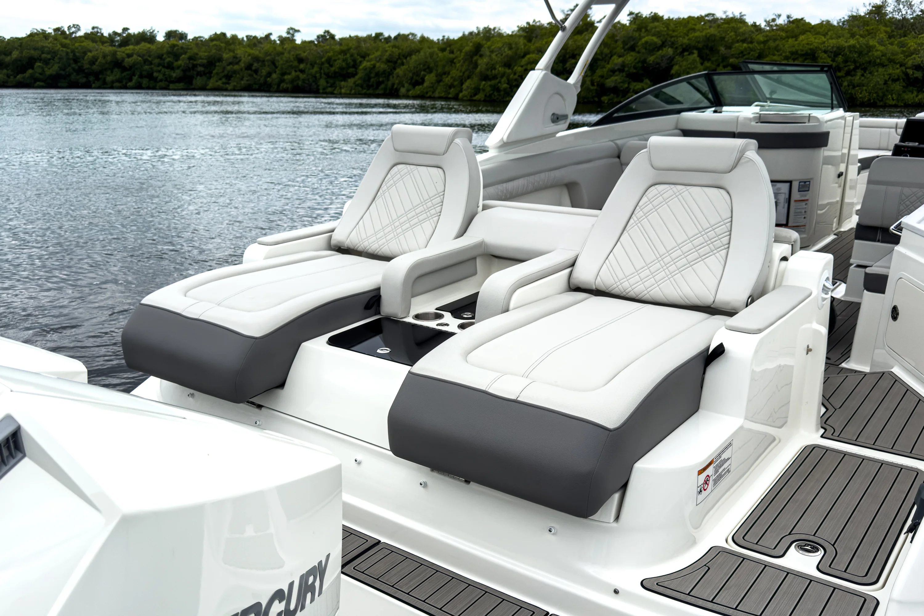 2026 Sea Ray SDX 290 Outboard Image Thumbnail #5