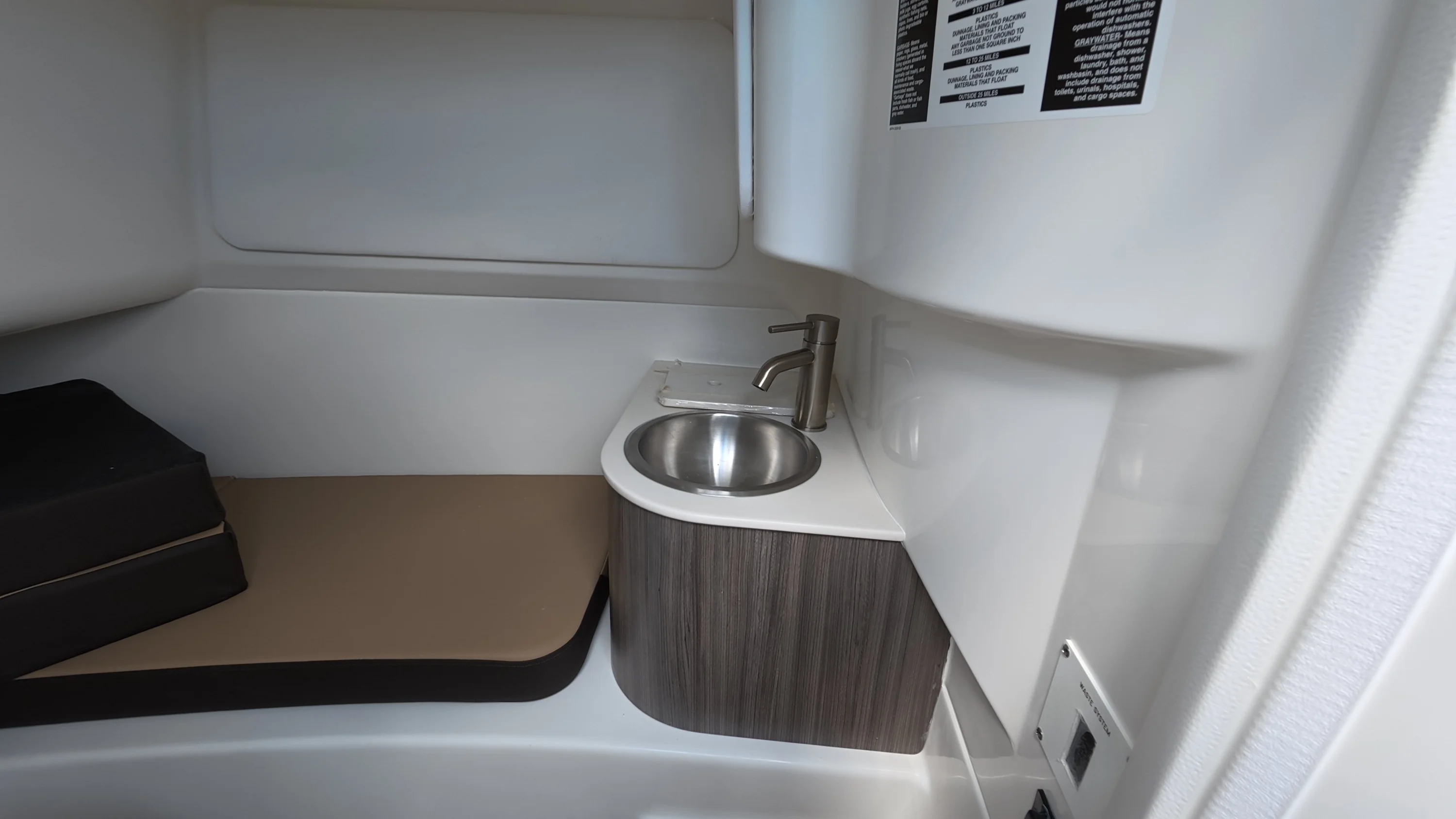 2026 Sea Ray SDX 270 Outboard Image Thumbnail #35