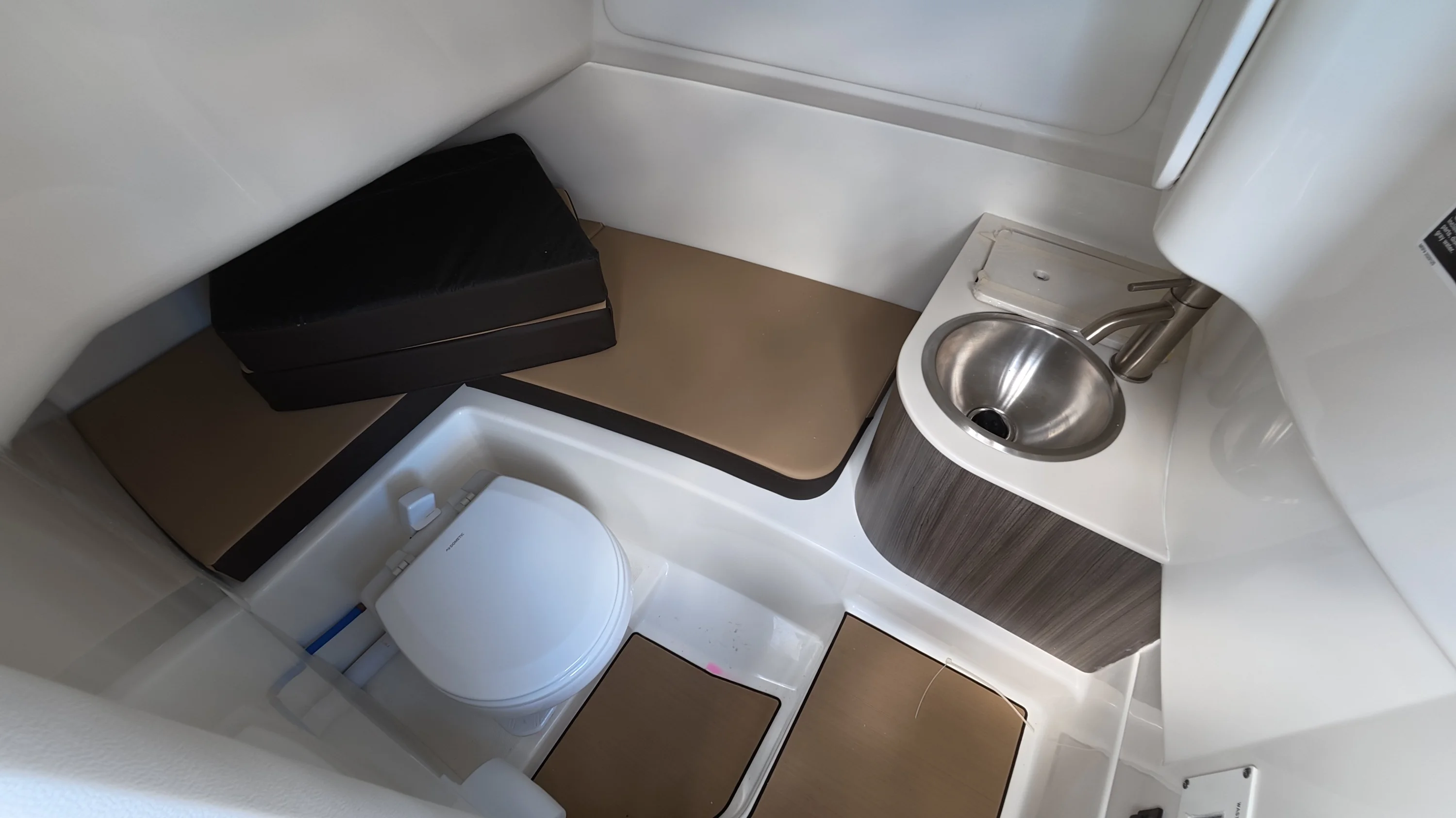 2026 Sea Ray SDX 270 Outboard Image Thumbnail #38