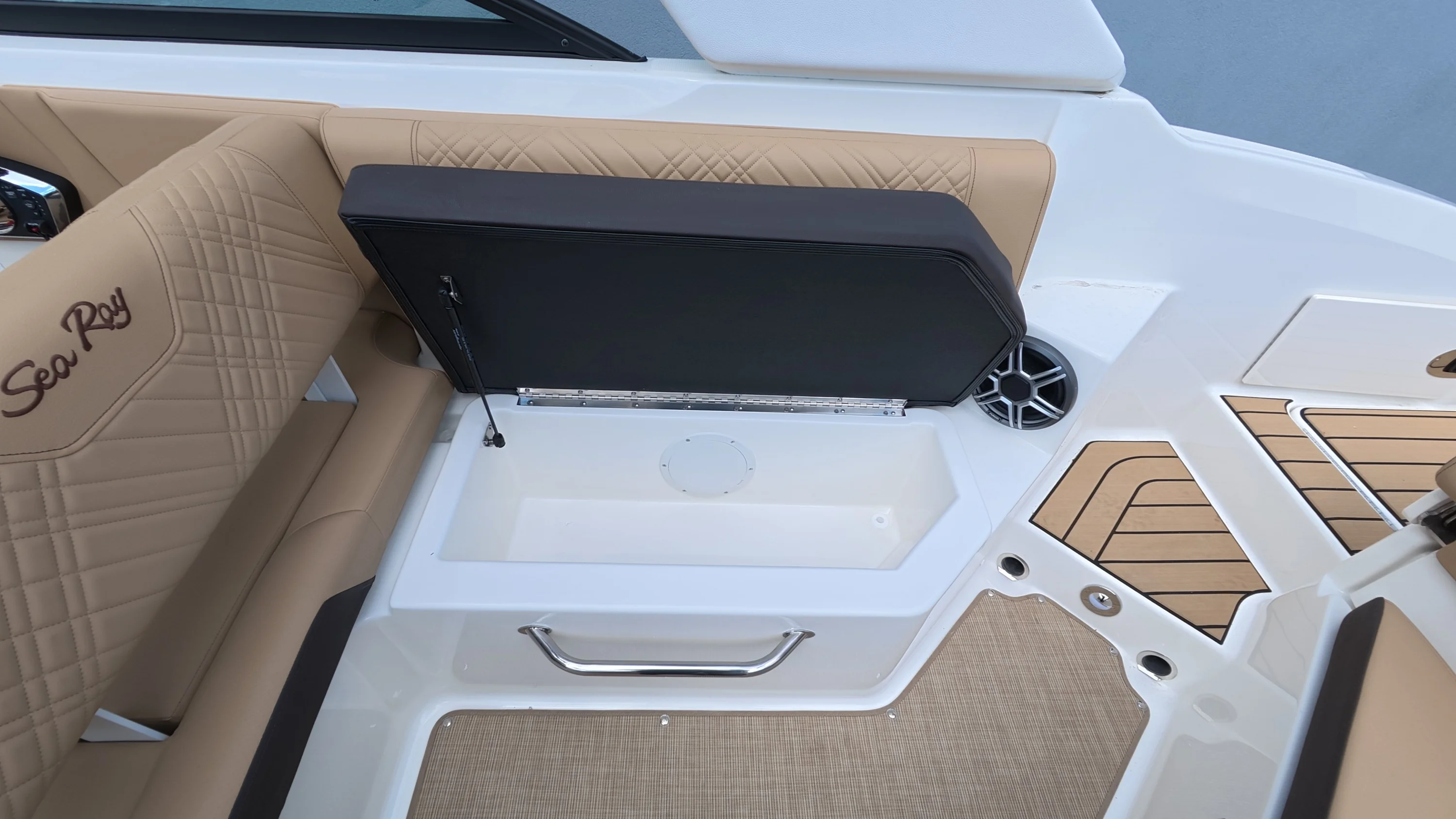 2026 Sea Ray SDX 270 Outboard Image Thumbnail #22