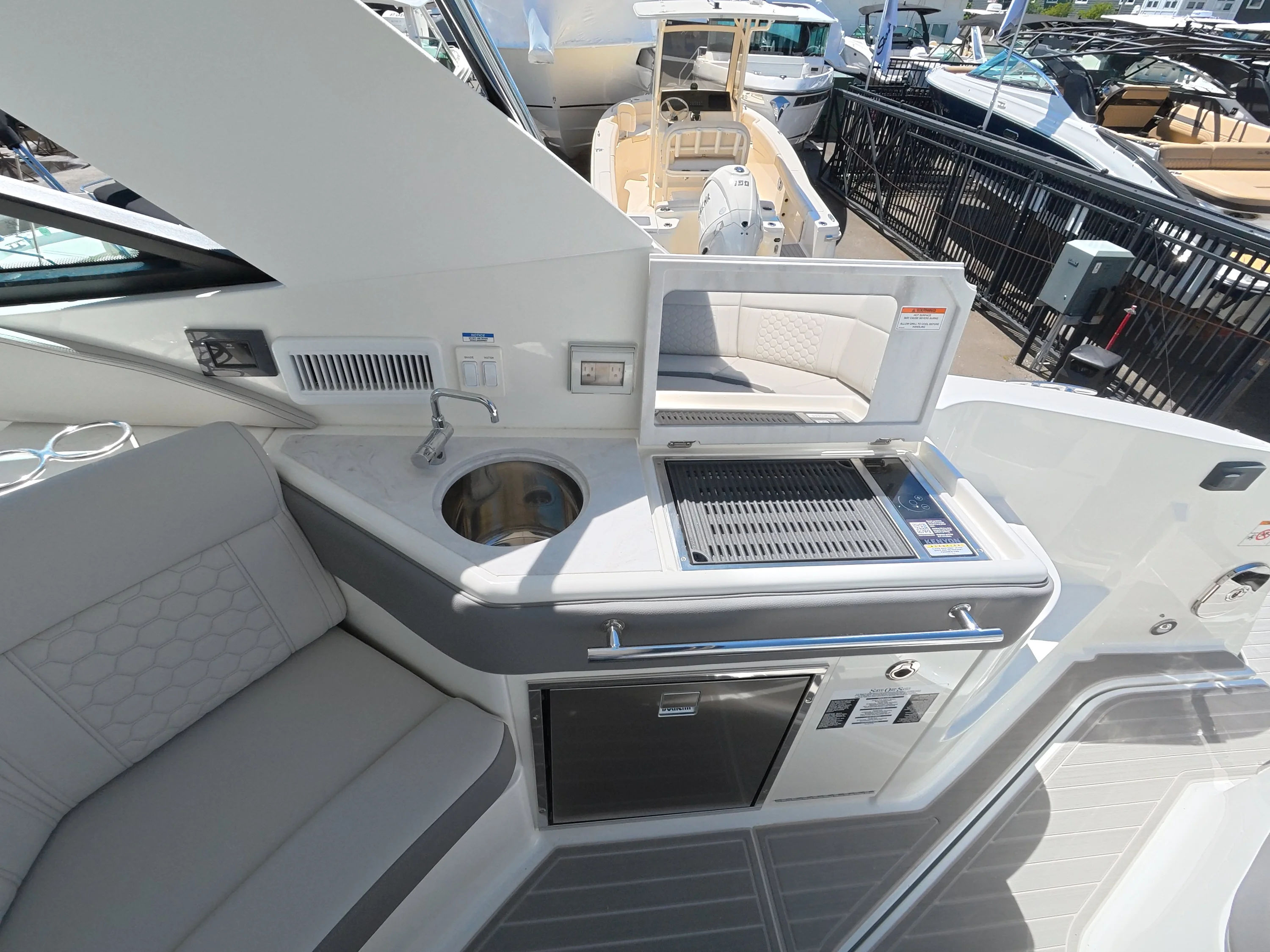 2026 Sea Ray Sundancer 320 Outboard Image Thumbnail #12