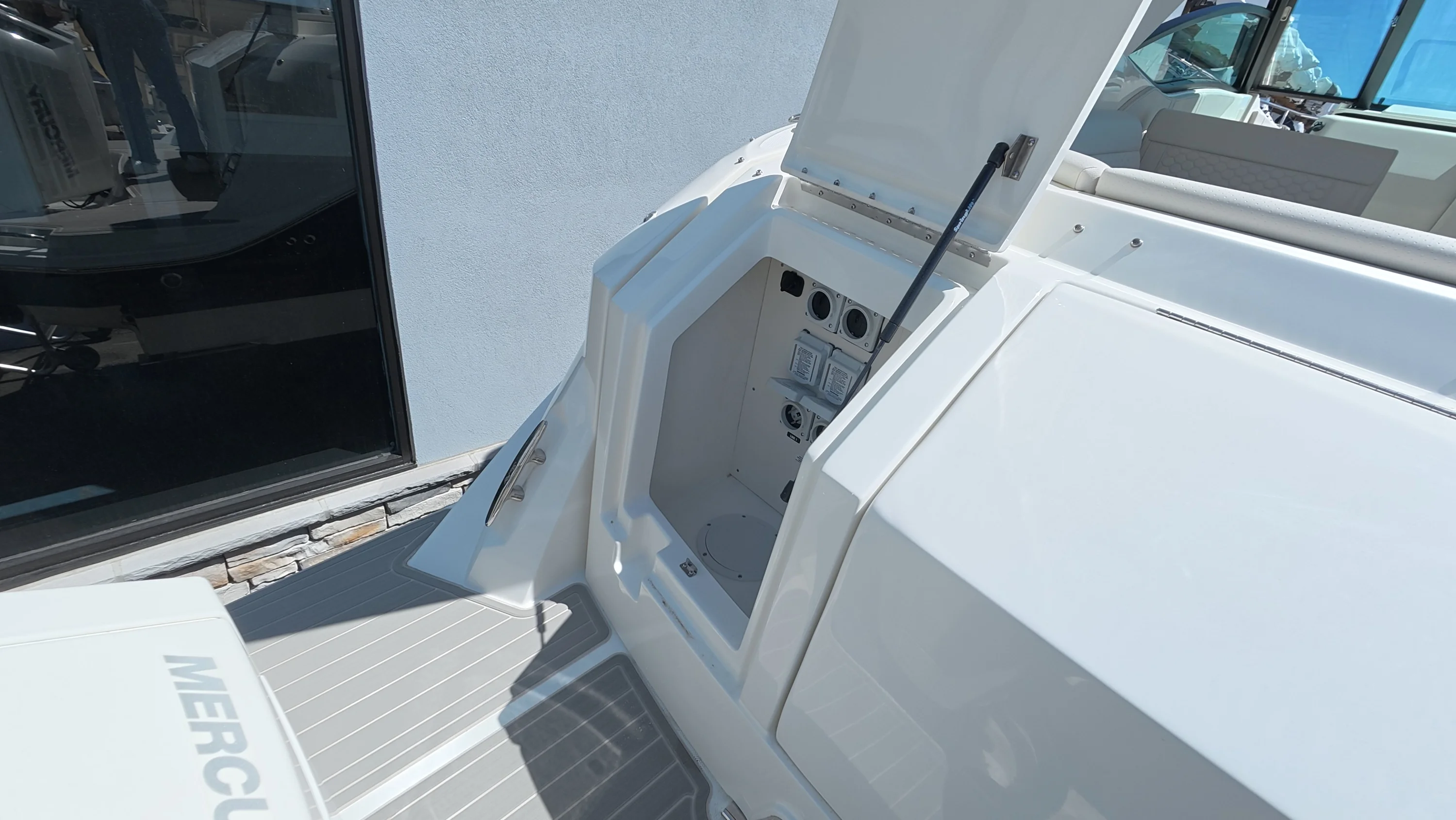 2026 Sea Ray Sundancer 320 Outboard Image Thumbnail #8