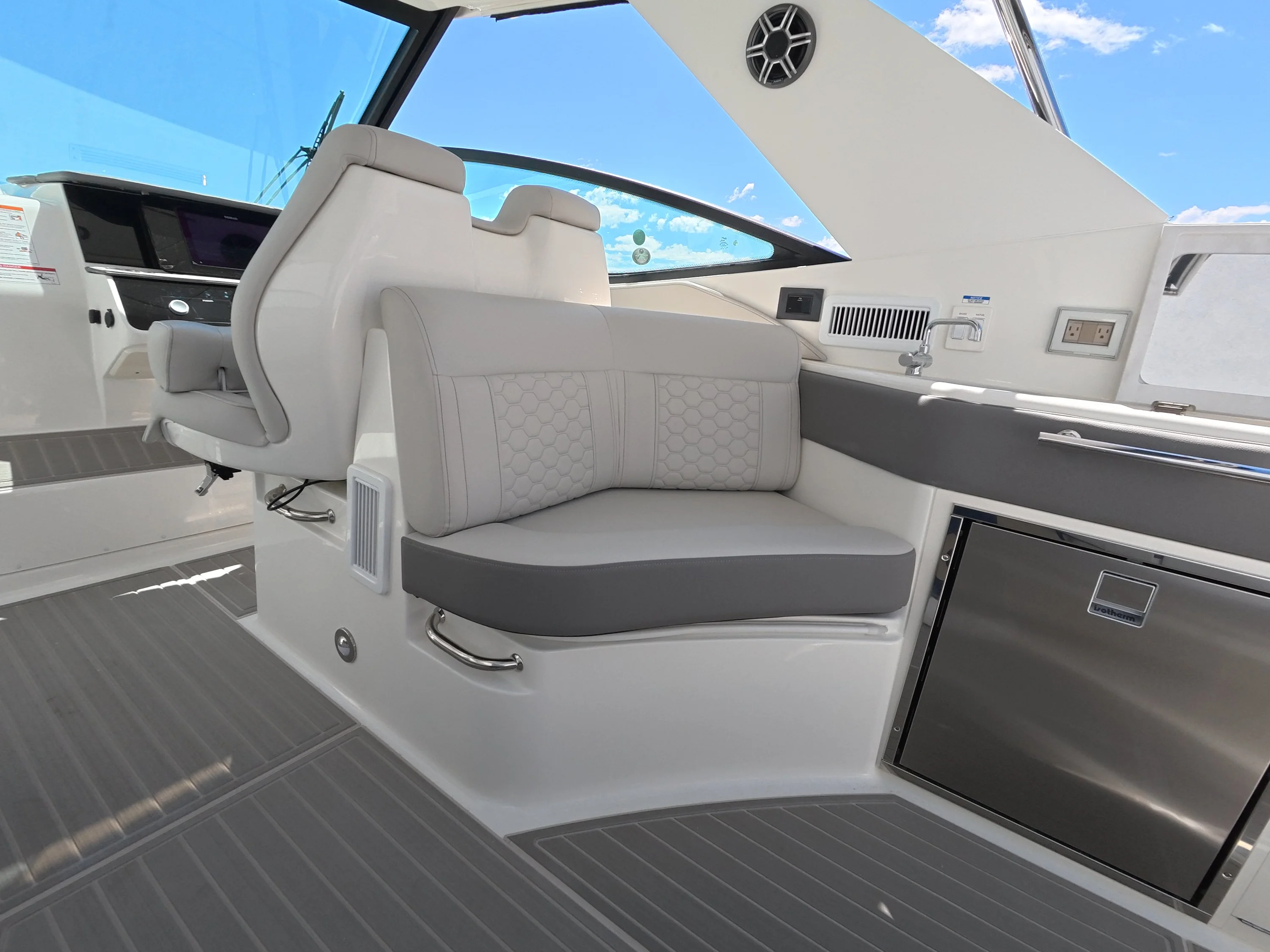 2026 Sea Ray Sundancer 320 Outboard Image Thumbnail #13