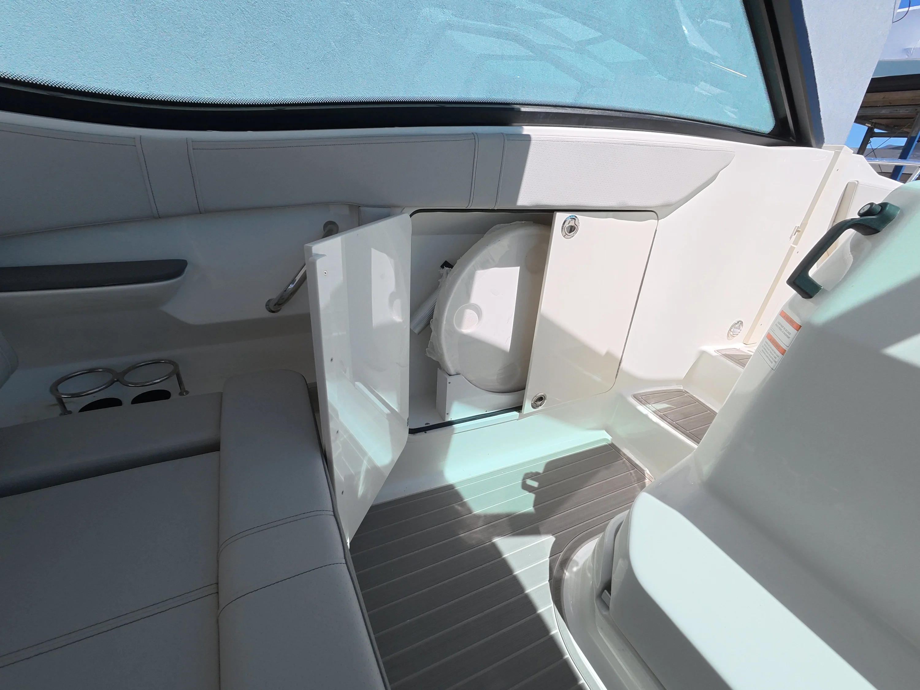 2026 Sea Ray Sundancer 320 Outboard Image Thumbnail #23
